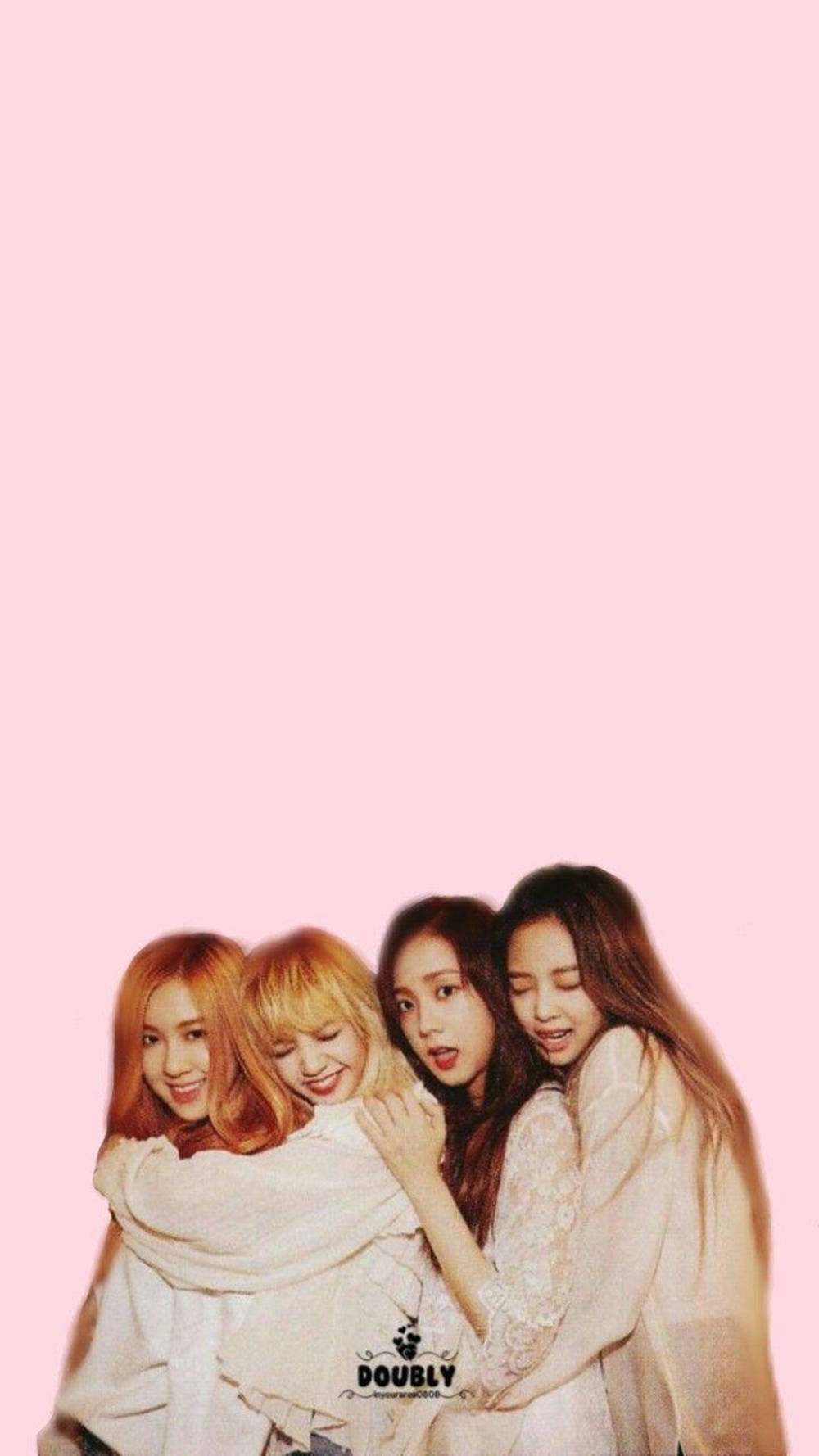 四位女性在粉紅色背景前擁抱微笑。 — Blackpink 壁紙