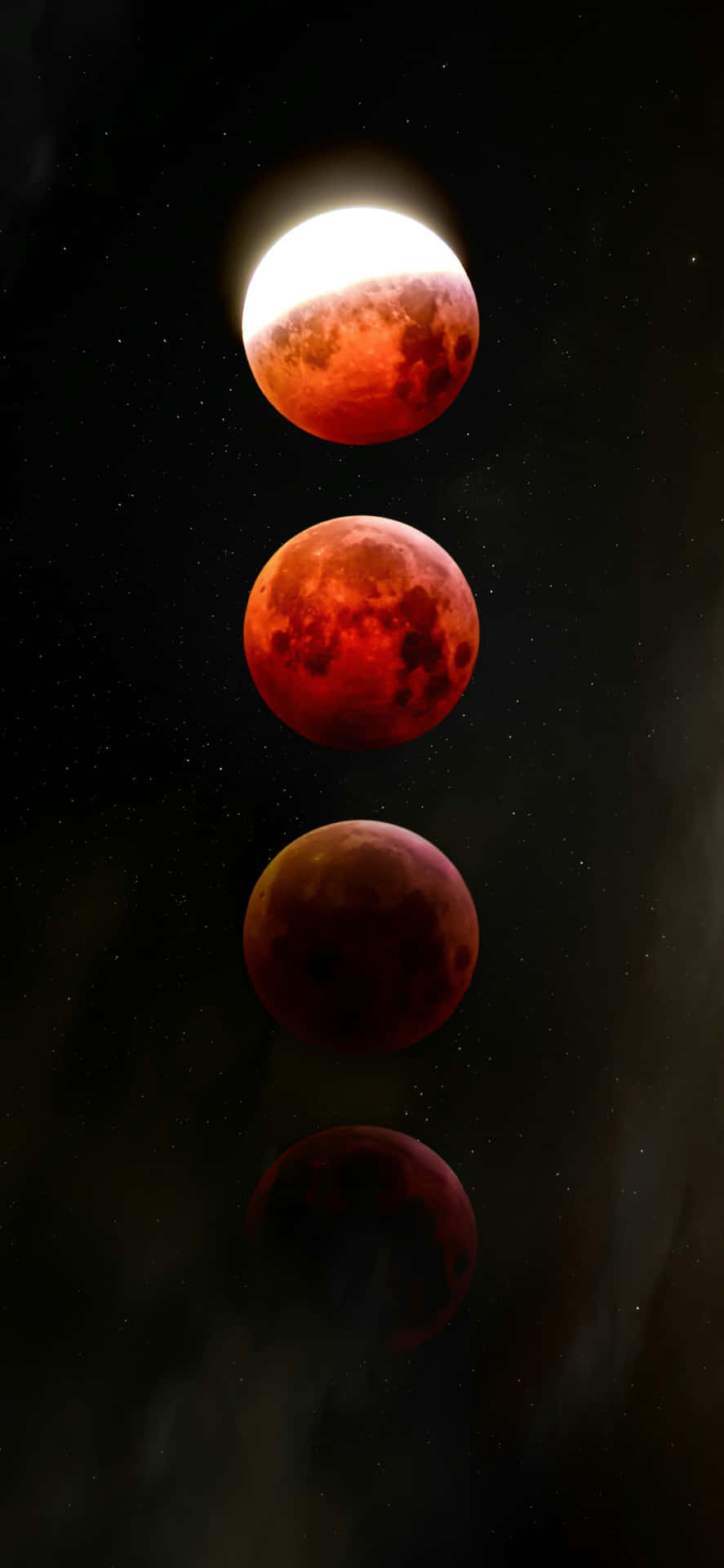  壁紙 — 血月蝕的四個階段垂直層疊，襯托著繁星點點的宇宙虛空。