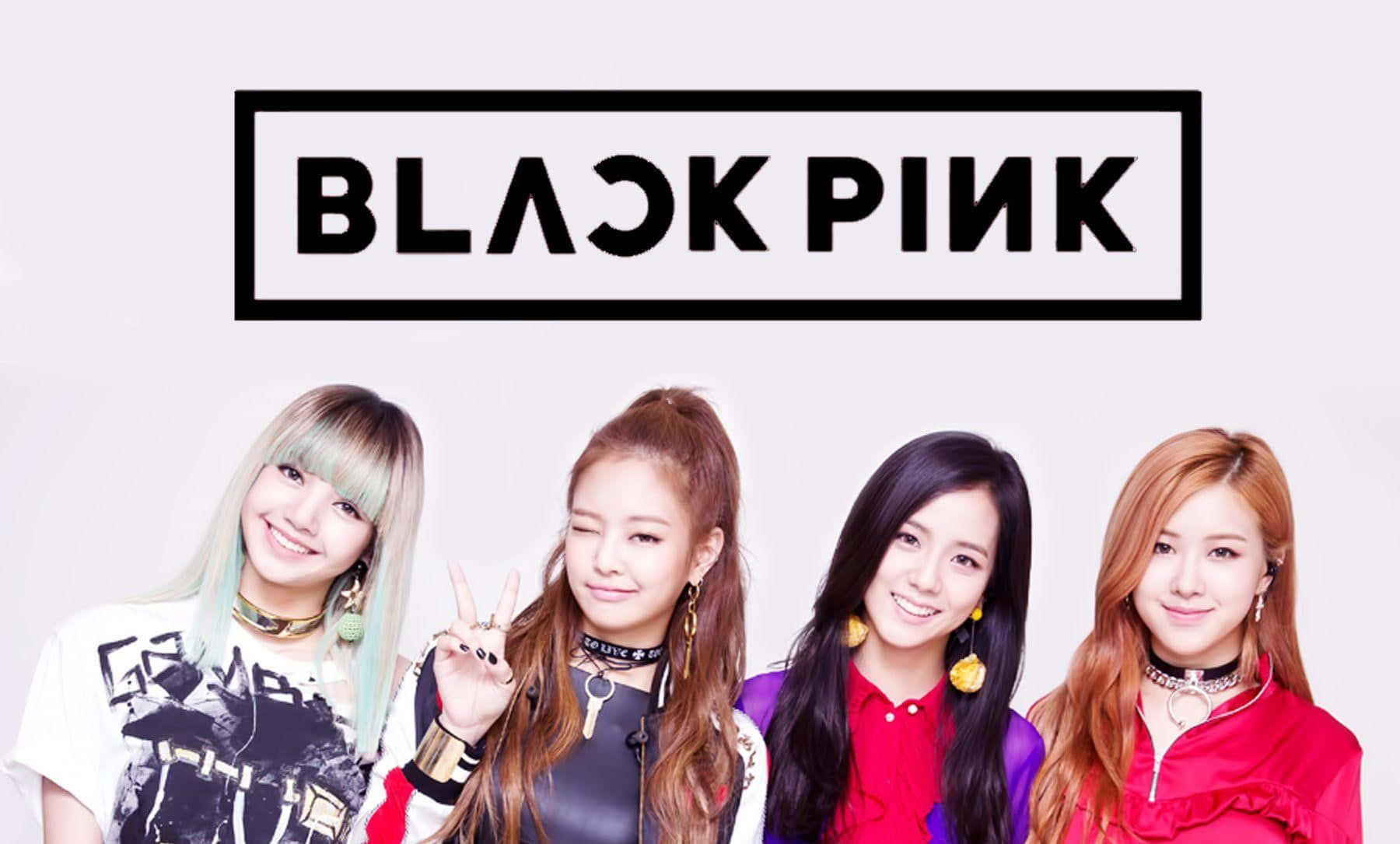 四位穿著色彩繽紛服裝的K-pop女偶像在BLACK PINK標誌下擺姿勢。 — Blackpink 壁紙