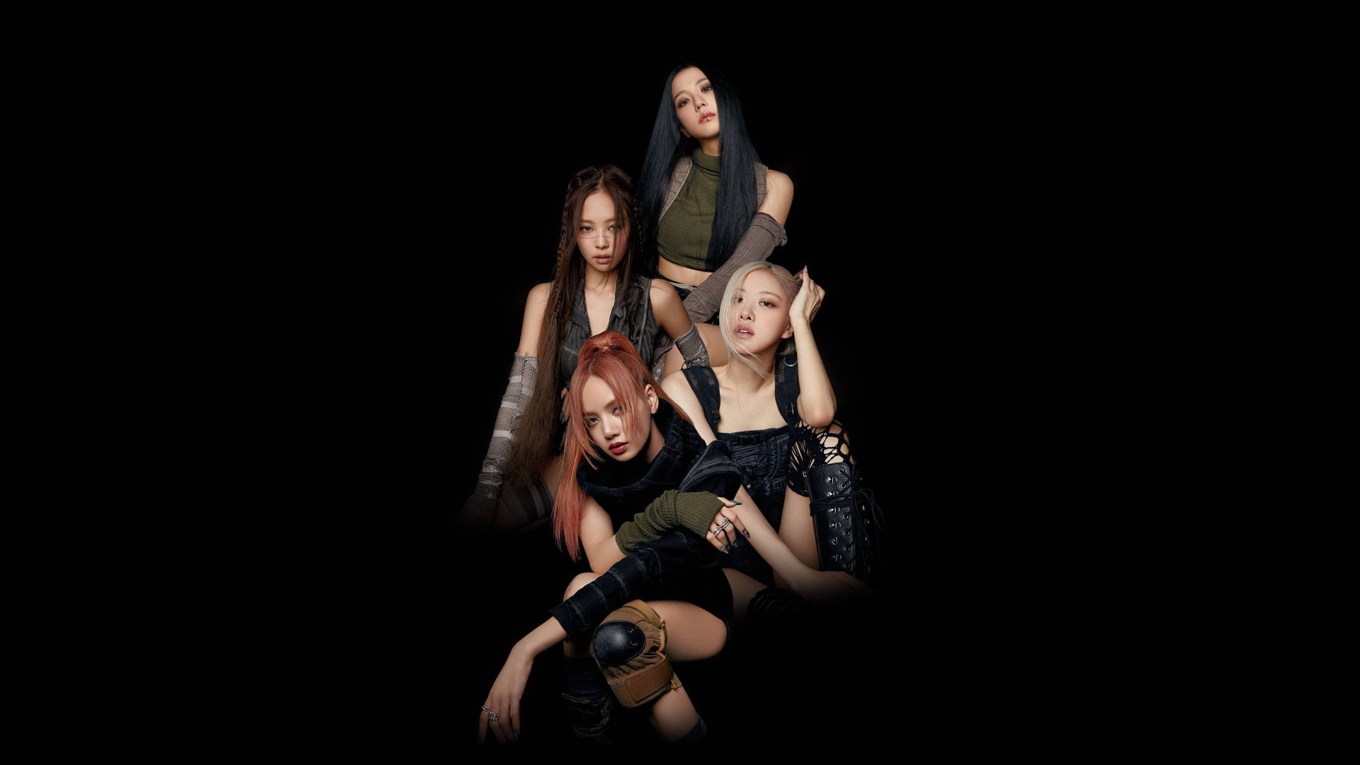 四位穿著時尚深色服裝的女性在黑色背景前擺姿勢。 — K Pop 壁紙