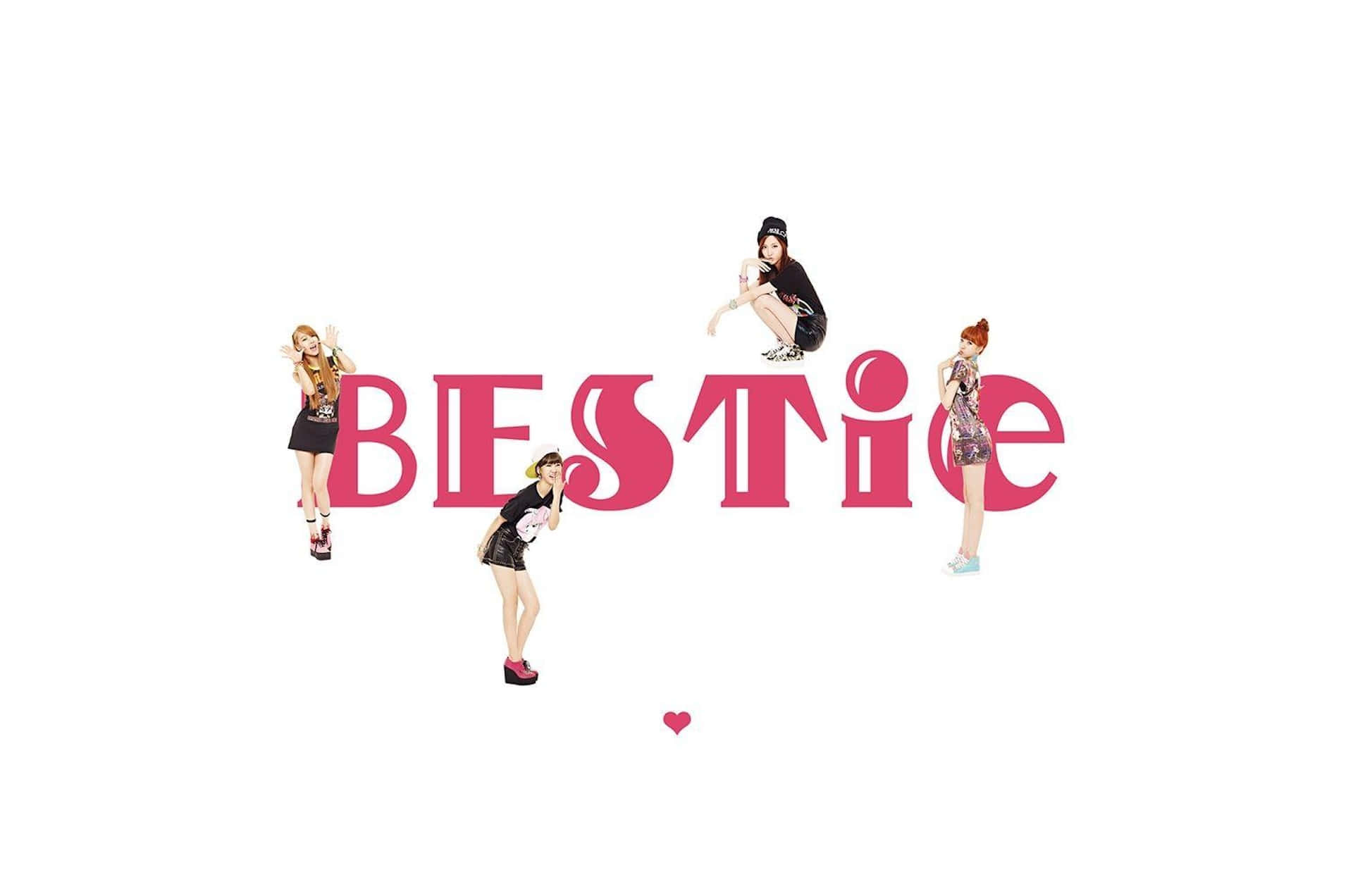  壁紙 — 四位時尚年輕女性在純白背景上圍繞著大膽的粉紅色「BESTie」字樣俏皮地擺姿勢。