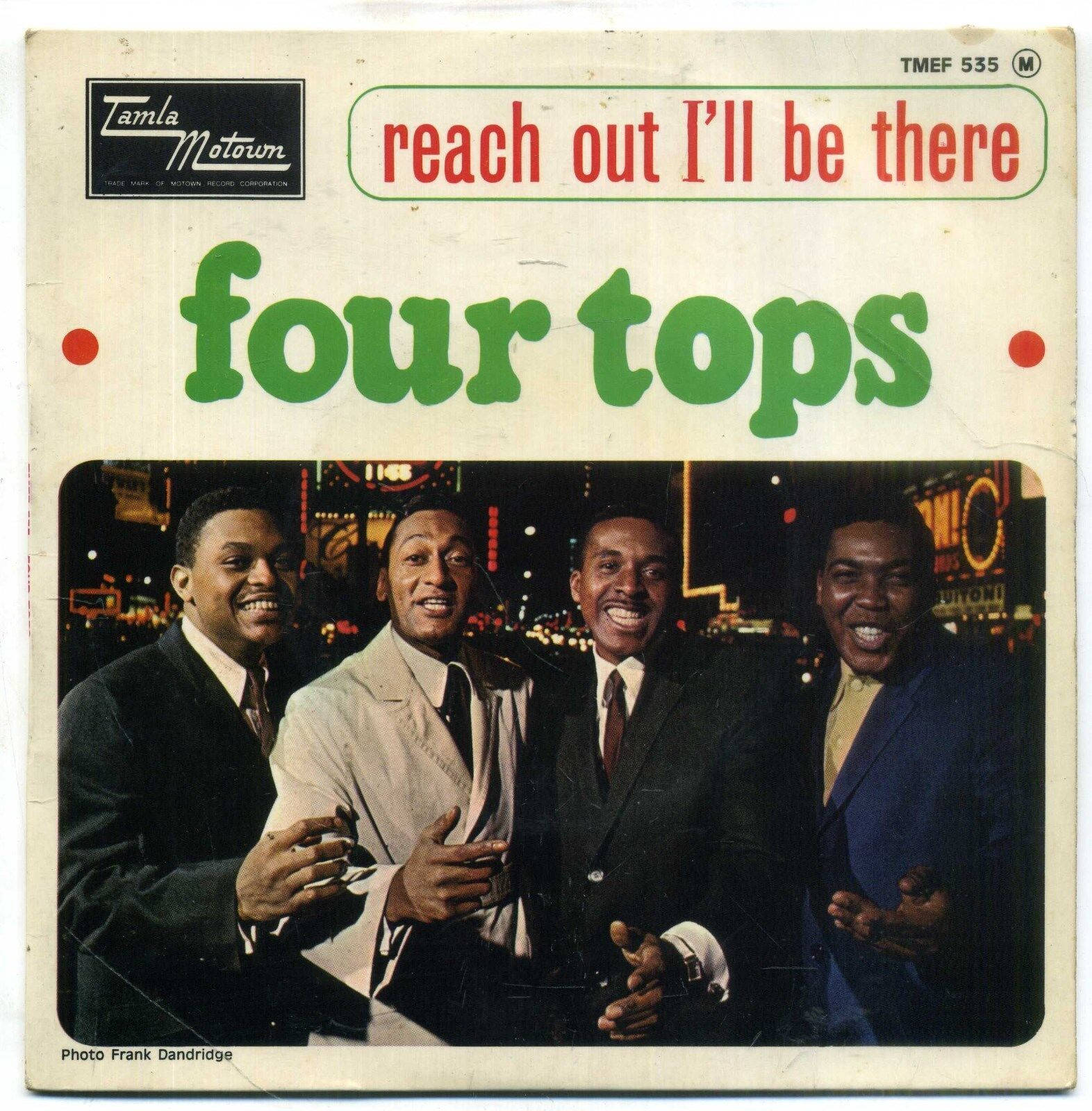 Celebrity 桌布 壁紙 — Four Tops 穿著西裝，在充滿活力的夜間城市背景下，於復古摩城唱片封套上燦爛微笑。