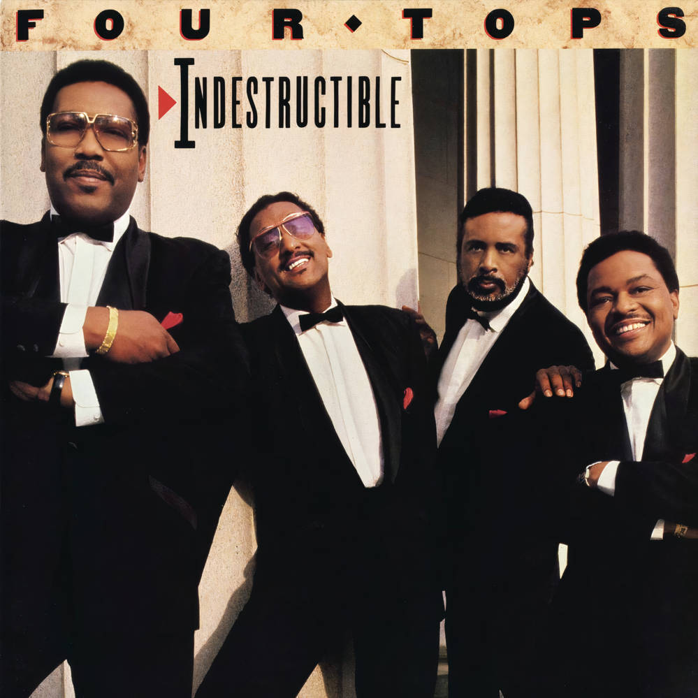 Album Cover 桌布 壁紙 — Four Tops 身穿黑色燕尾服，搭配紅色袋巾，在明亮的攝影棚燈光下，自信地以石柱背景擺姿勢。