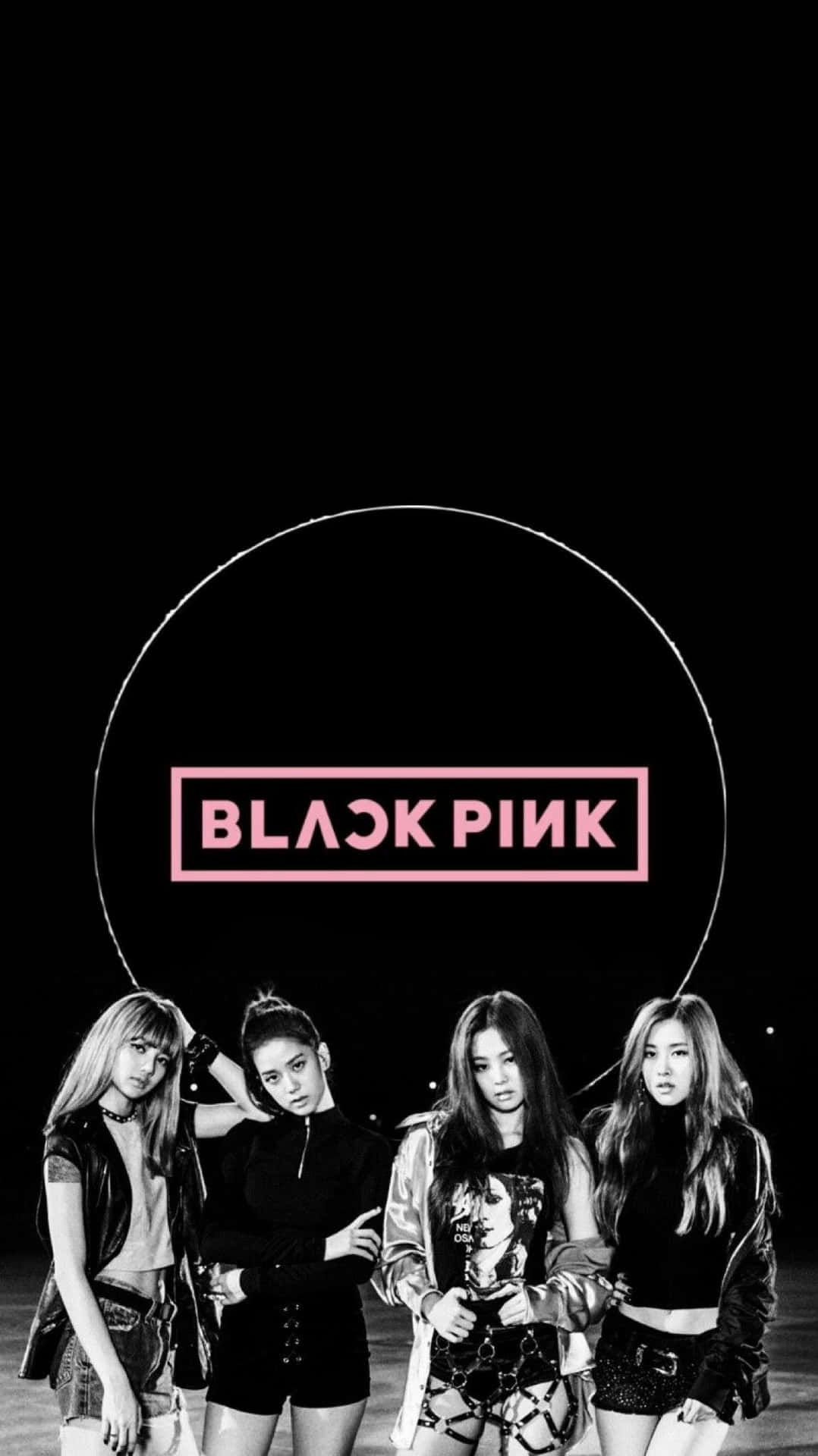 Black Pink 樂團成員穿著時尚服裝，在發光粉紅色標誌下 — Blackpink 壁紙