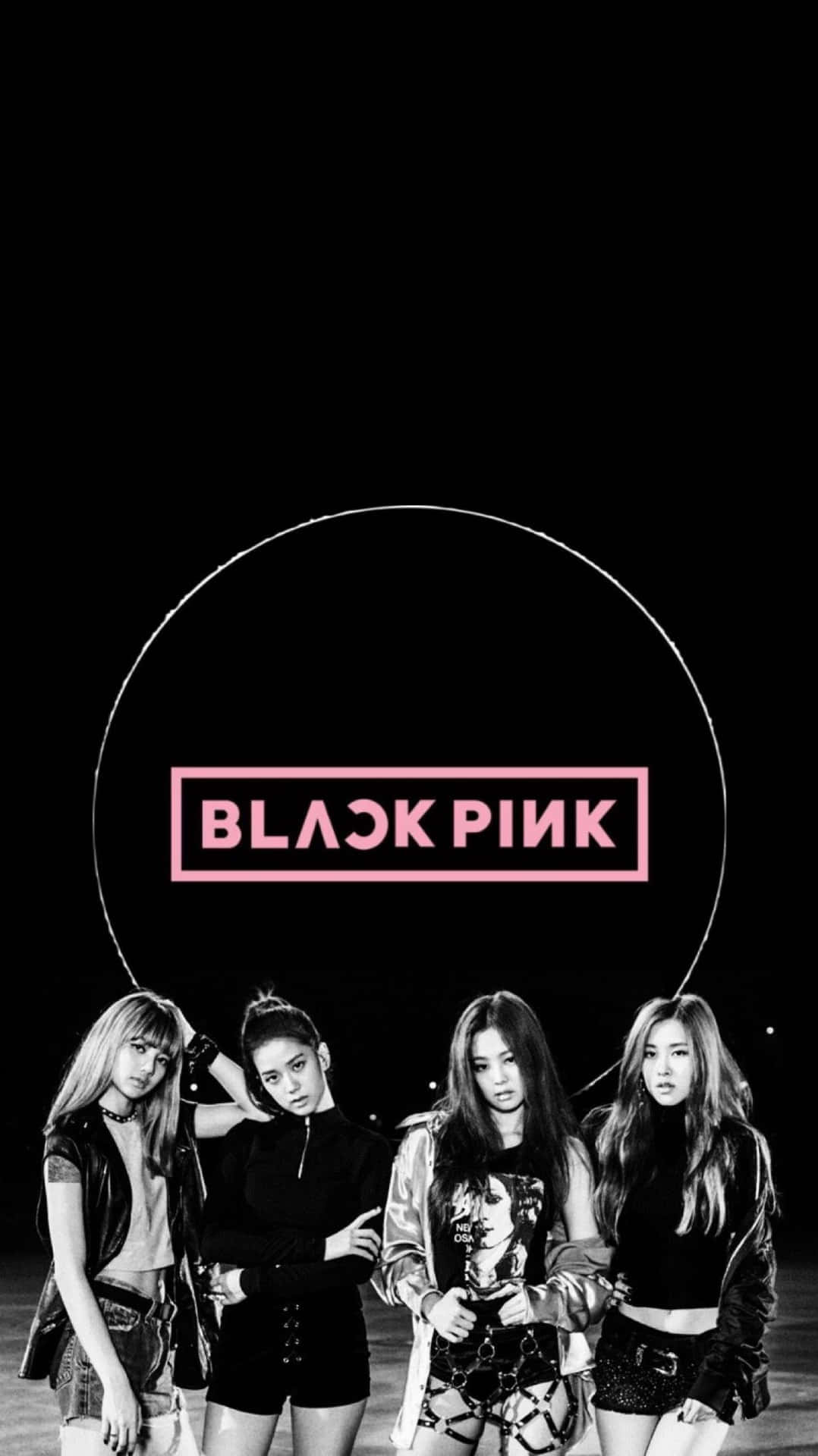 Blackpink 成員在黑色背景前於發光粉紅色標誌下擺姿勢 — Blackpink 壁紙