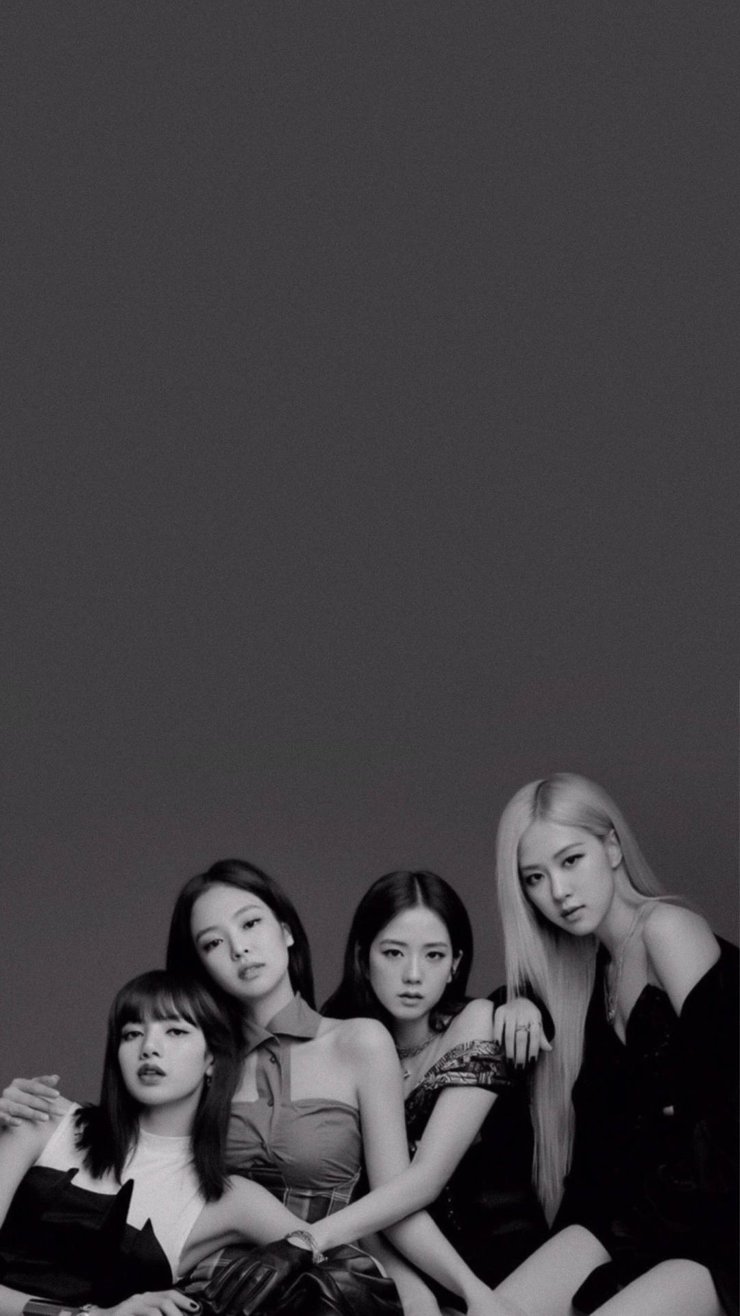 四位女性在黑白工作室肖像中，表情嚴肅。 — Blackpink 壁紙