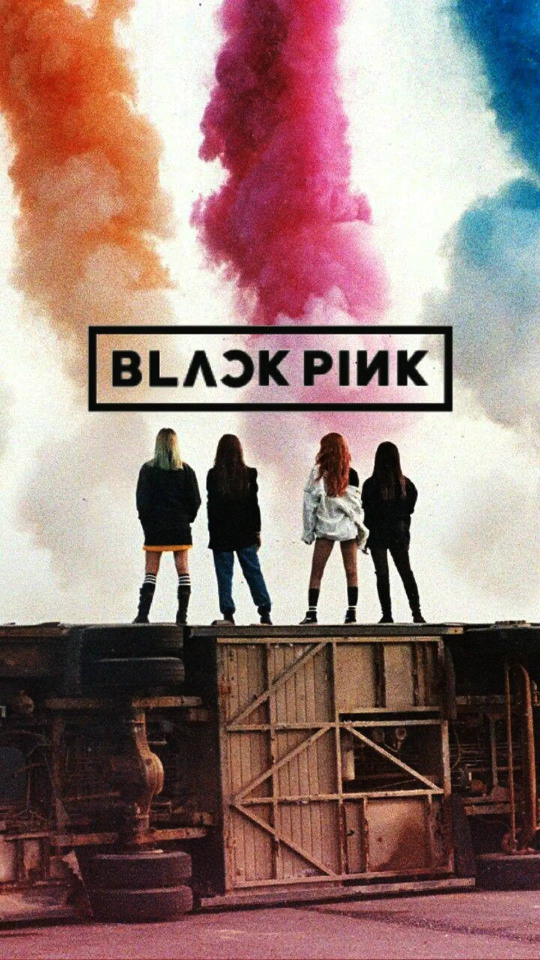 四位穿著休閒服的女士站在生鏽的金屬結構上，身後有彩色煙霧。 — Blackpink 壁紙