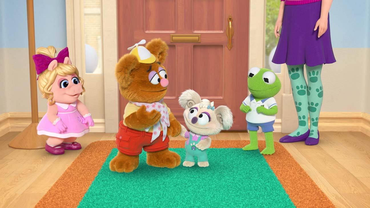 babies 桌布 壁紙 — Fozzie Bear、Kermit the Frog 和 Miss Piggy 與孩子們站在木門附近光線明亮的走廊裡。