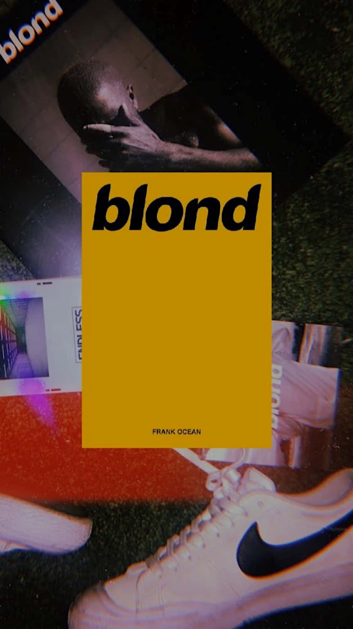 桌布 壁紙 — Frank Ocean 的 'blond' 專輯封面以鮮黃色設計，大膽地放在散落的照片和一隻白色運動鞋上，背景是質感草地。