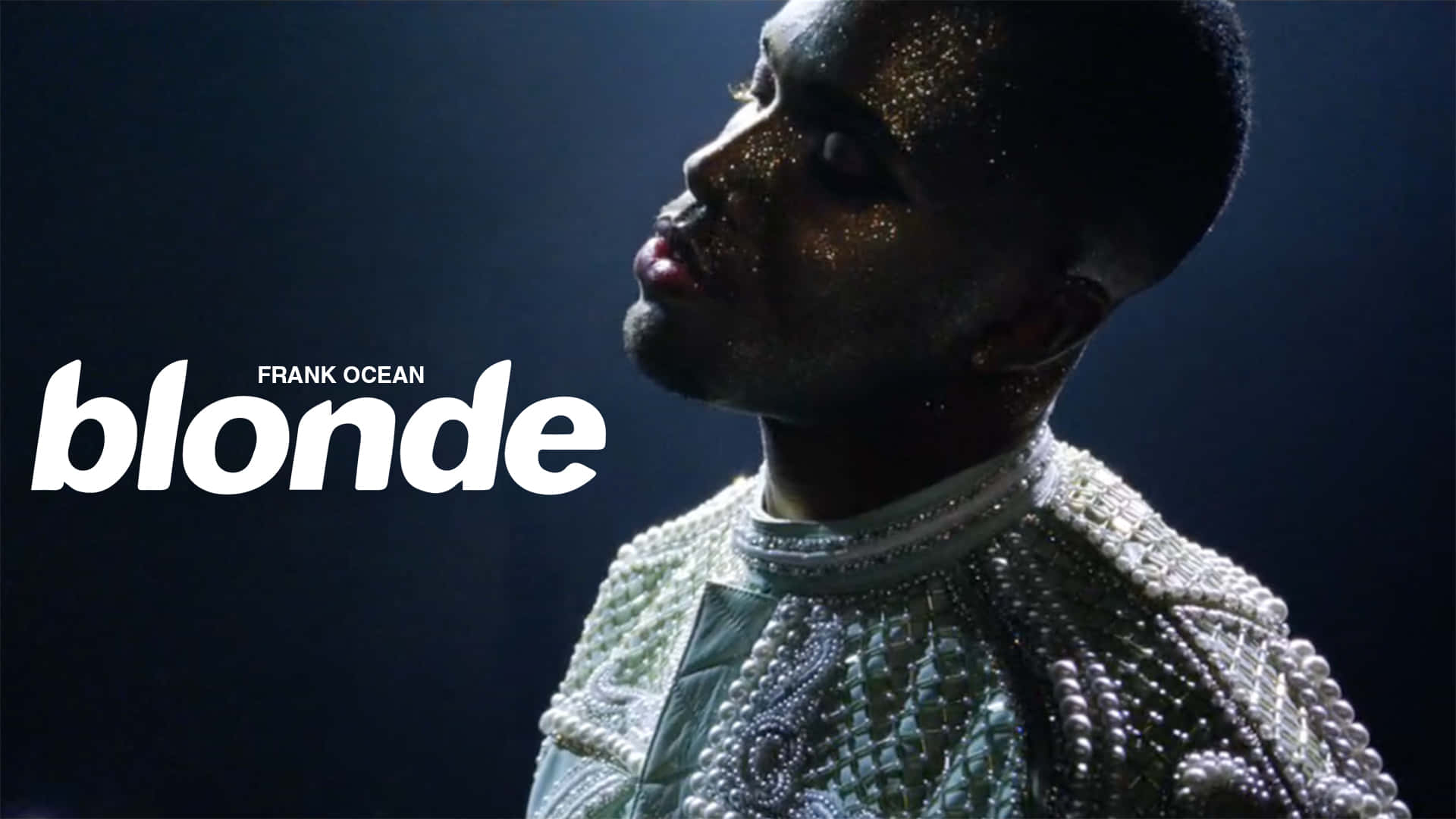 桌布 壁紙 — Frank Ocean 身穿閃閃發光的珍珠裝飾服裝，在深色背景上抬頭仰望，背景上有粗體白色文字「blonde」。
