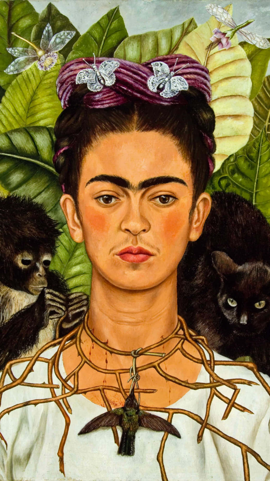 Frida Kahlo 桌布 壁紙 — Frida Kahlo 肖像，與猴子、蝴蝶和一隻蜂鳥在茂密綠葉前。