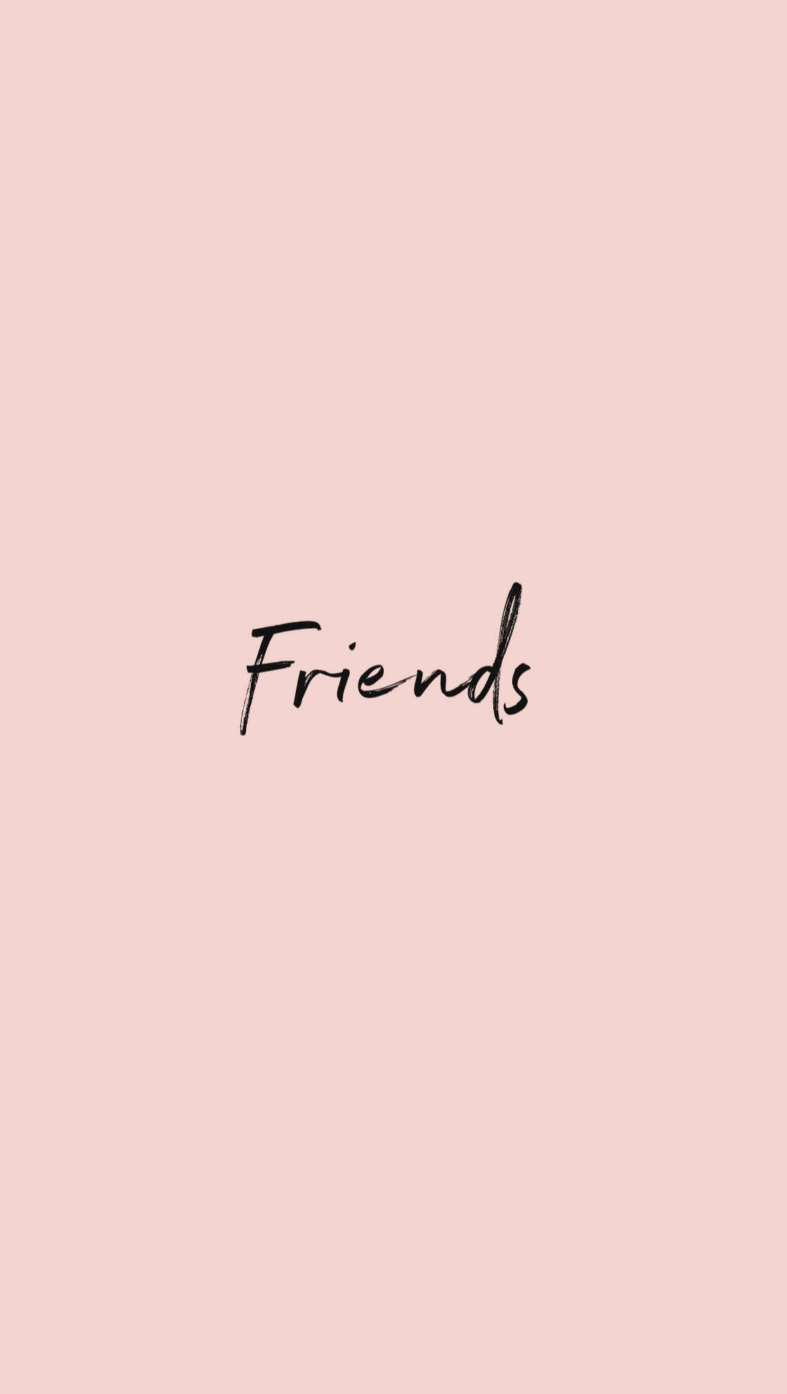 Friends Aesthetic 桌布 壁紙 — 「Friends」一詞以優雅的黑色草書字體居中顯示在柔和的粉紅色背景上。