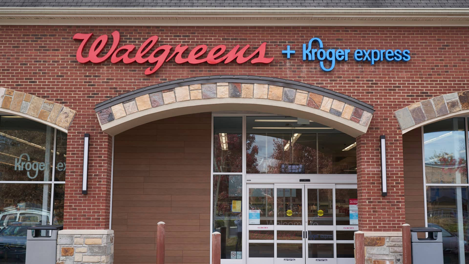 Brick Wall 桌布 壁紙 — Walgreens plus Kroger Express 商店的正面外牆，紅磚牆和玻璃門位於石拱門下。