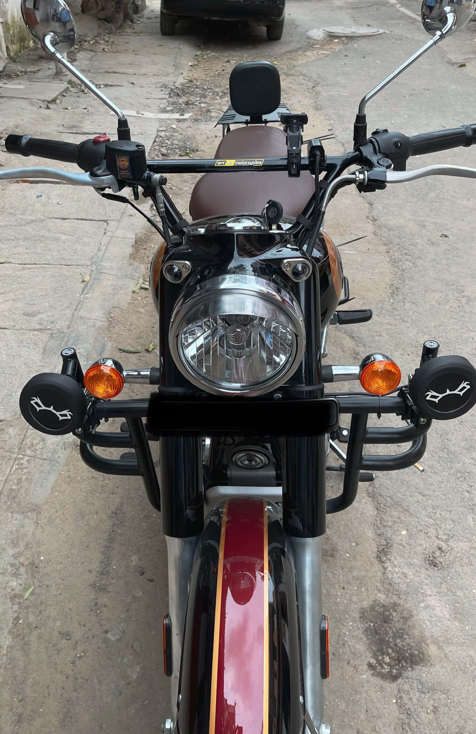Vardenchi 桌布 壁紙 — 一輛黑色和紅色帶有鍍鉻裝飾的摩托車正面視圖，停放在裂開的混凝土街道上。