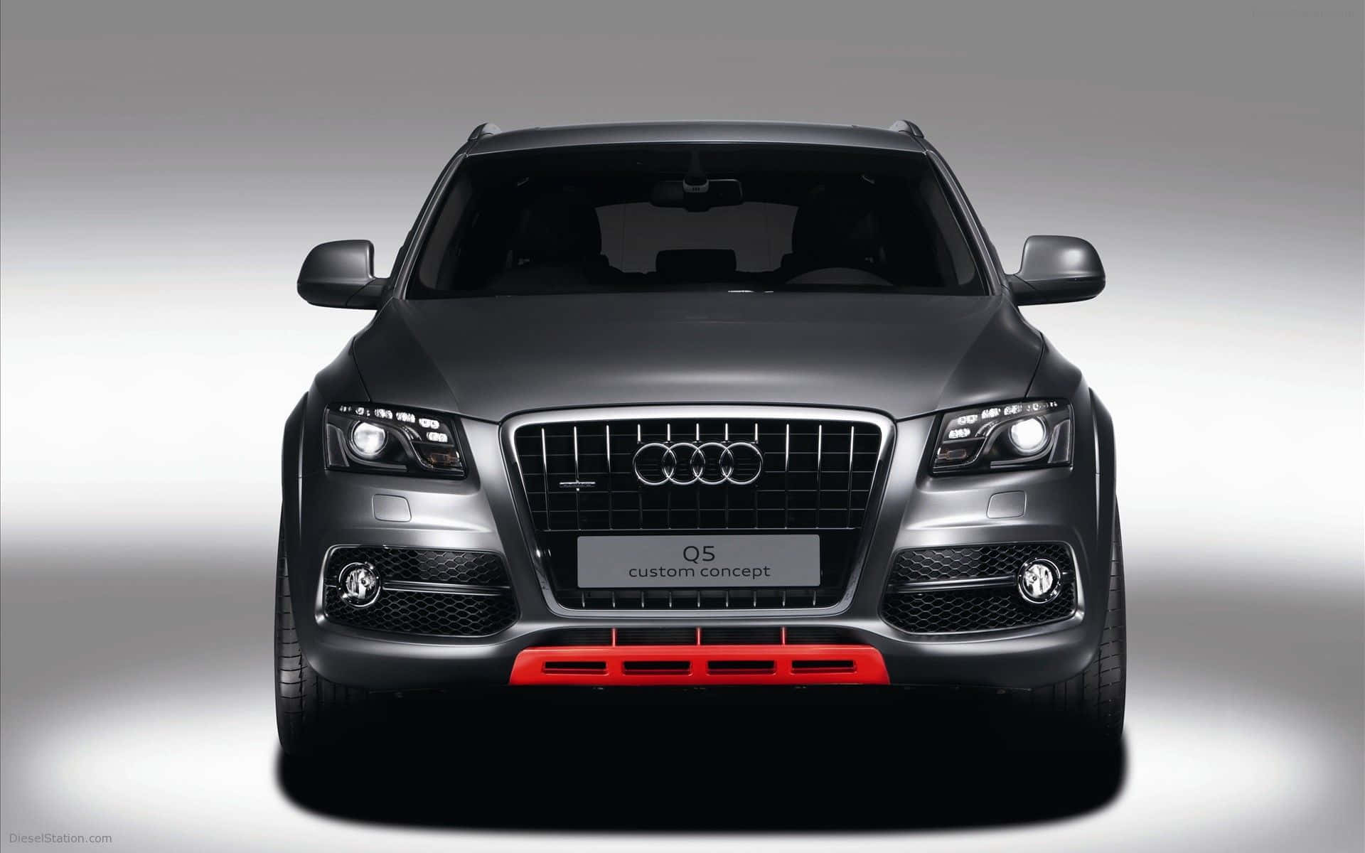 Audi Q5 桌布 壁紙 — 啞光灰色 Audi Q5 定制概念 SUV 的正面視圖，帶有醒目的紅色保險桿飾條，背景為漸變工作室背景。