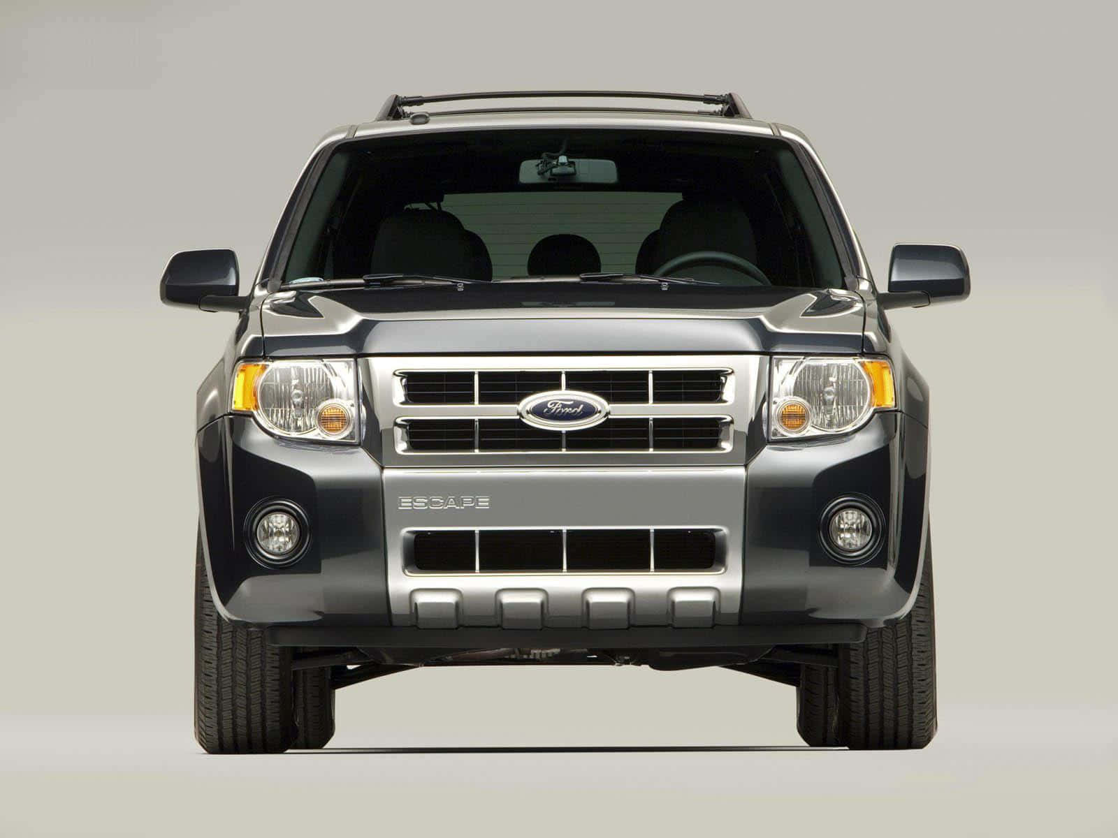 Ford Escape 桌布 壁紙 — 銀色福特Escape SUV的正面視圖，背景是簡約工作室，光線乾淨。