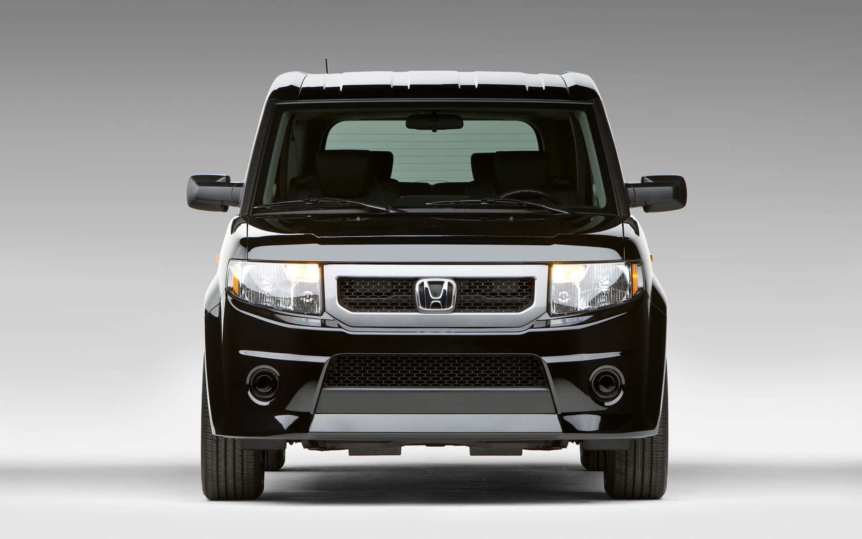 Honda Element 桌布 壁紙 — 黑色本田 Element SUV 正面視圖，背景為中性灰色攝影棚。