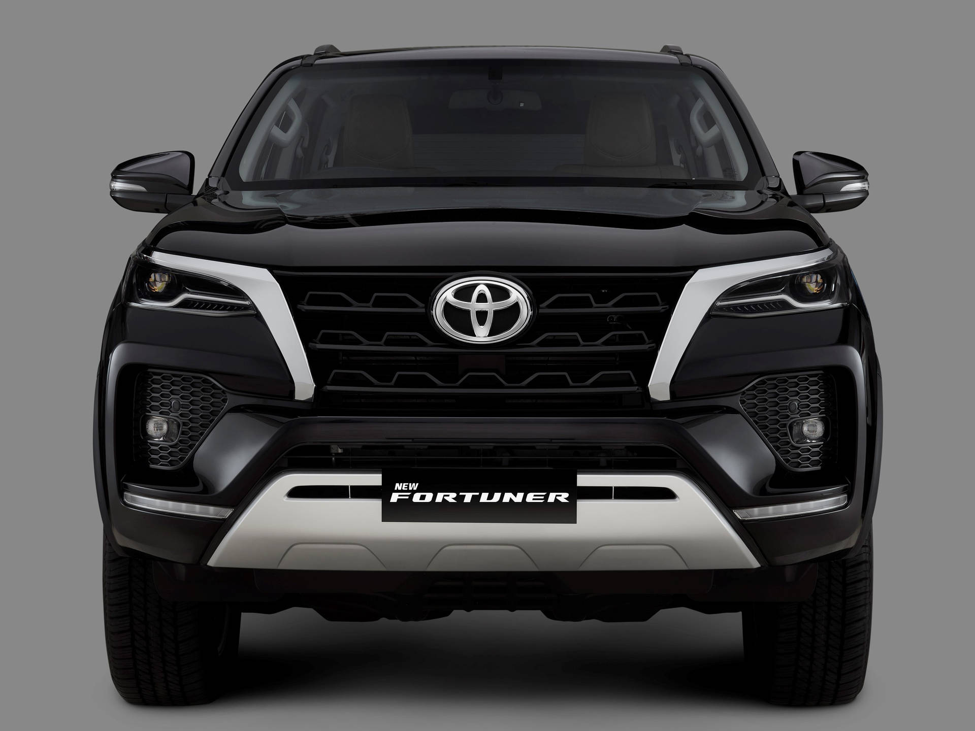 黑色豐田 Fortuner SUV 正面視圖，帶有鍍鉻細節和醒目頭燈。 — Toyota Supra 壁紙