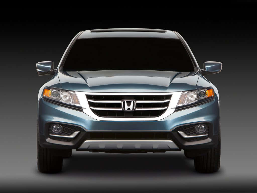 Honda Crosstour 桌布 壁紙 — 時尚藍色本田SUV的正面視圖，配備鍍鉻格柵和發光頭燈，背景為深色漸變。