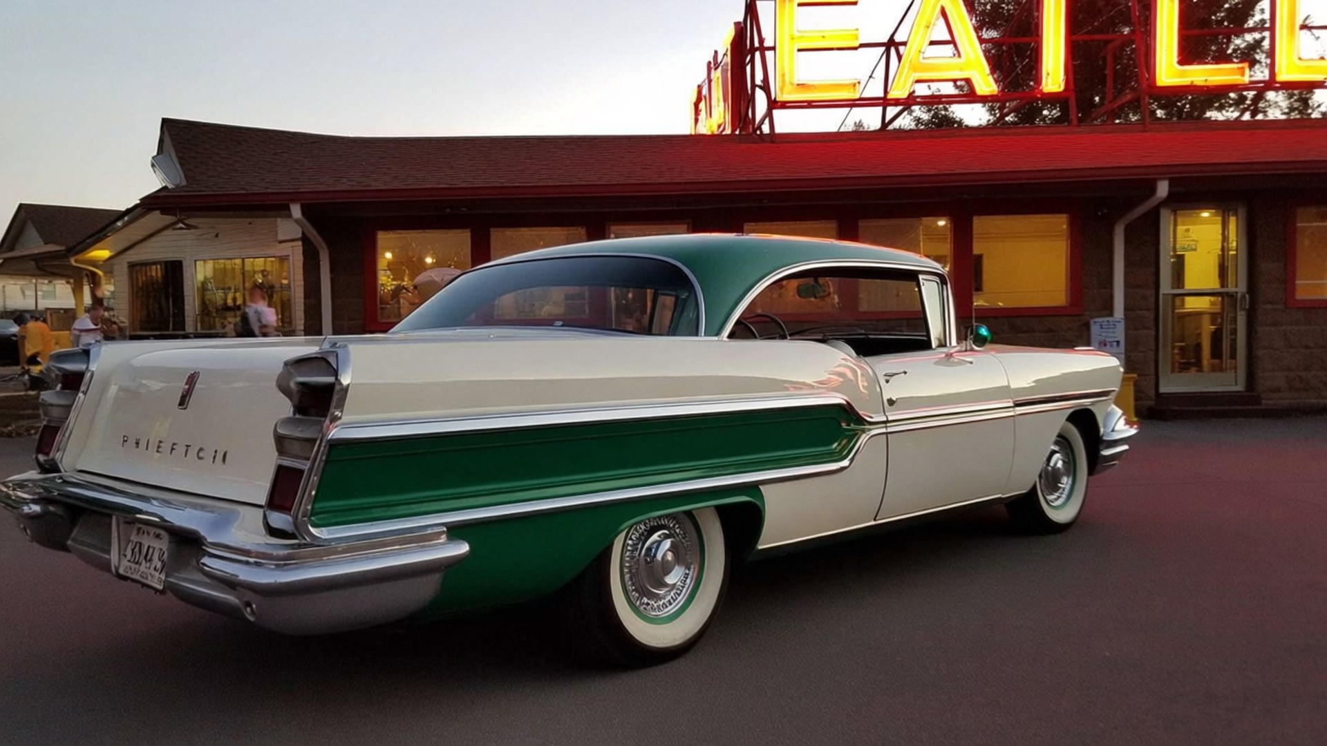 Retro Diner Chieftain 壁紙 — 一輛復古白色和綠色的1957年雪佛蘭Bel Air在黃昏時停在一間帶有發光霓虹燈標誌的餐廳前。