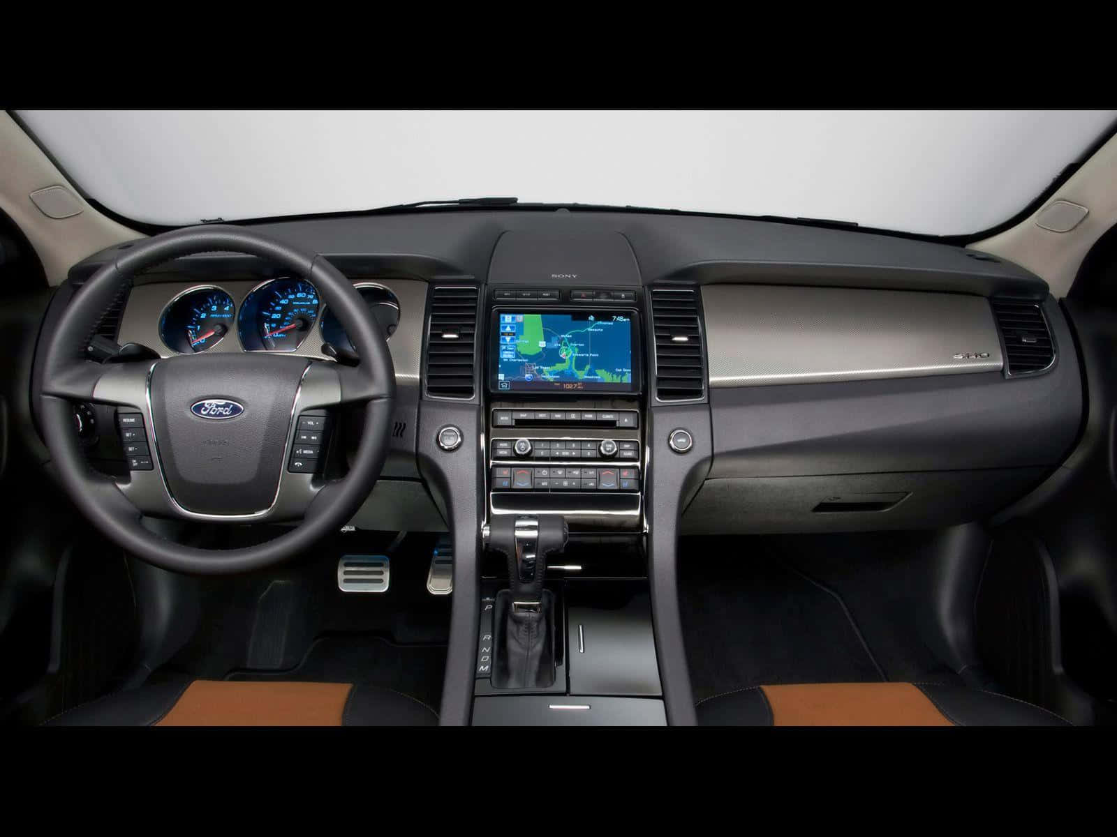 Ford Taurus 桌布 壁紙 — 福特汽車儀表板內部視圖，帶有發光藍色儀表和導航螢幕。