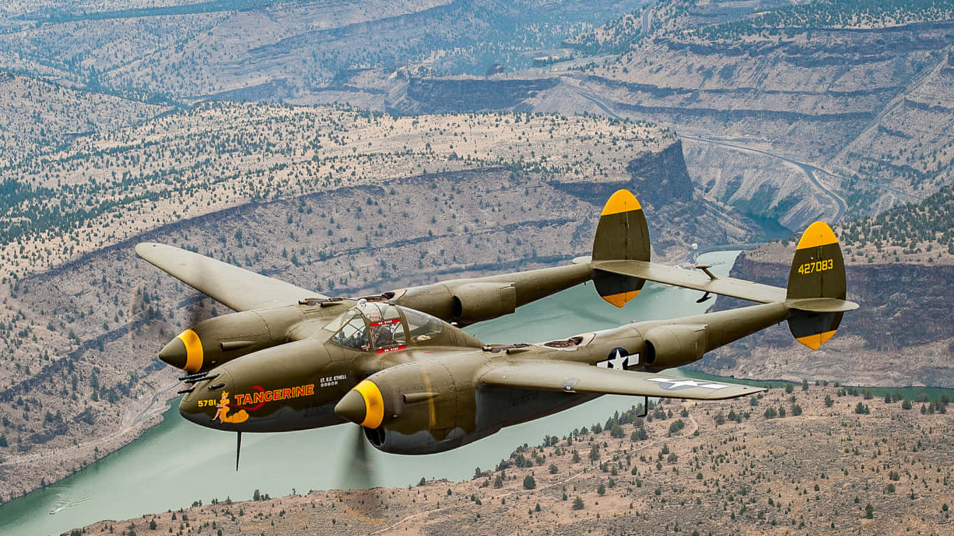 復古軍用飛機飛越峽谷與河流 — 1366X768 壁紙