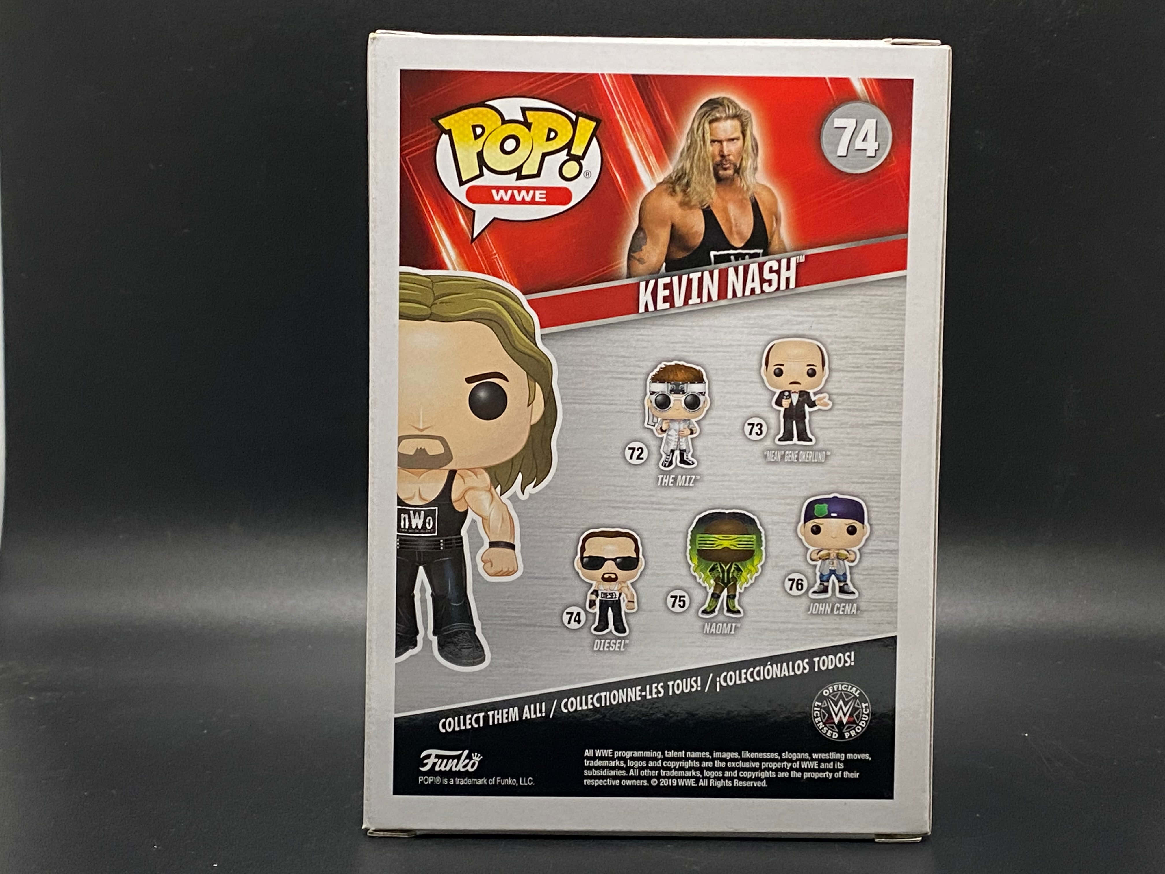 Fight 桌布 壁紙 — Funko Pop WWE Kevin Nash 人偶盒，連同其他六位摔角手人偶，展示在灰色紋理背景上。