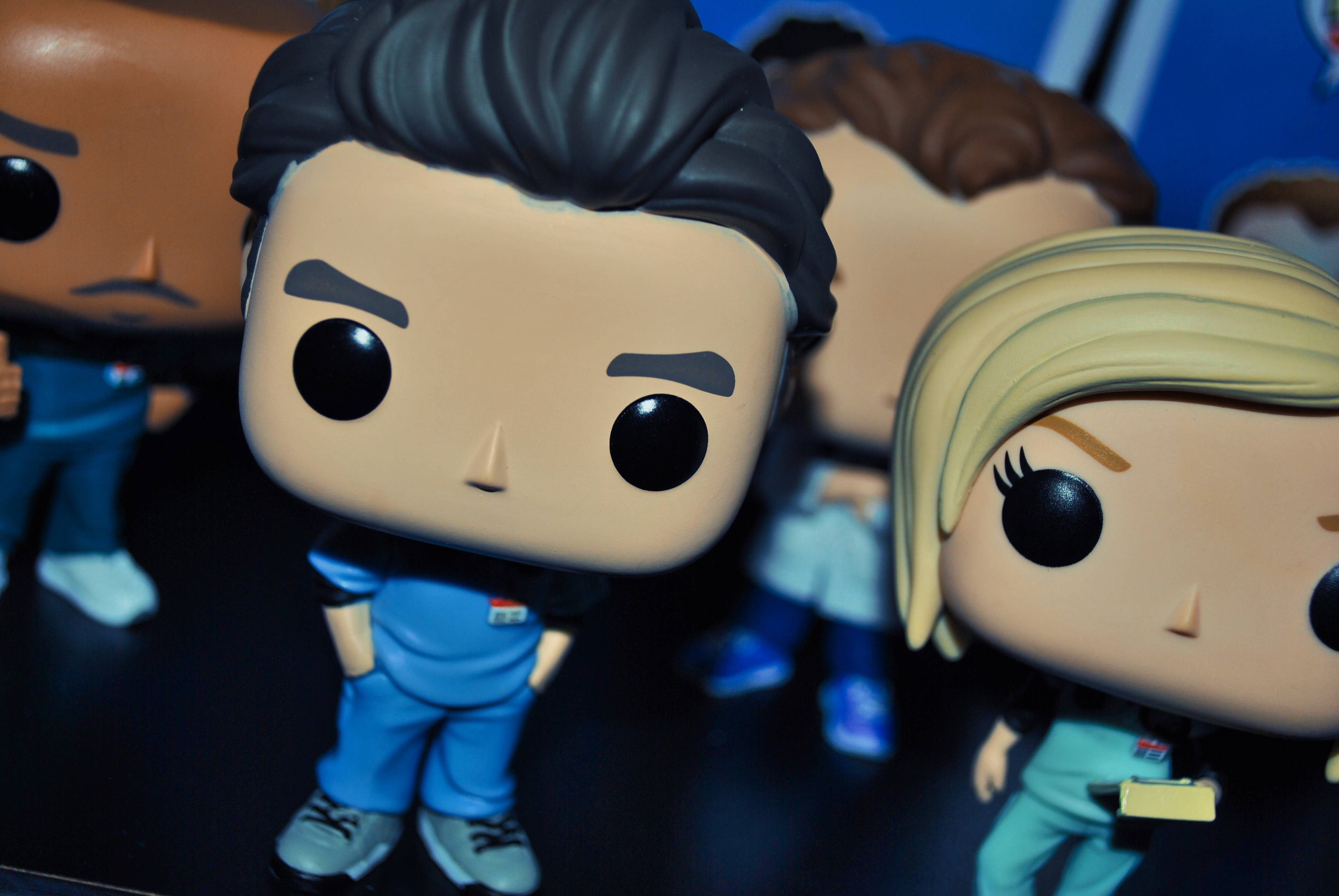 pop 桌布 壁紙 — Funko Pop 公仔身穿醫護服裝，擁有黑色大眼睛和時尚髮型的特寫。