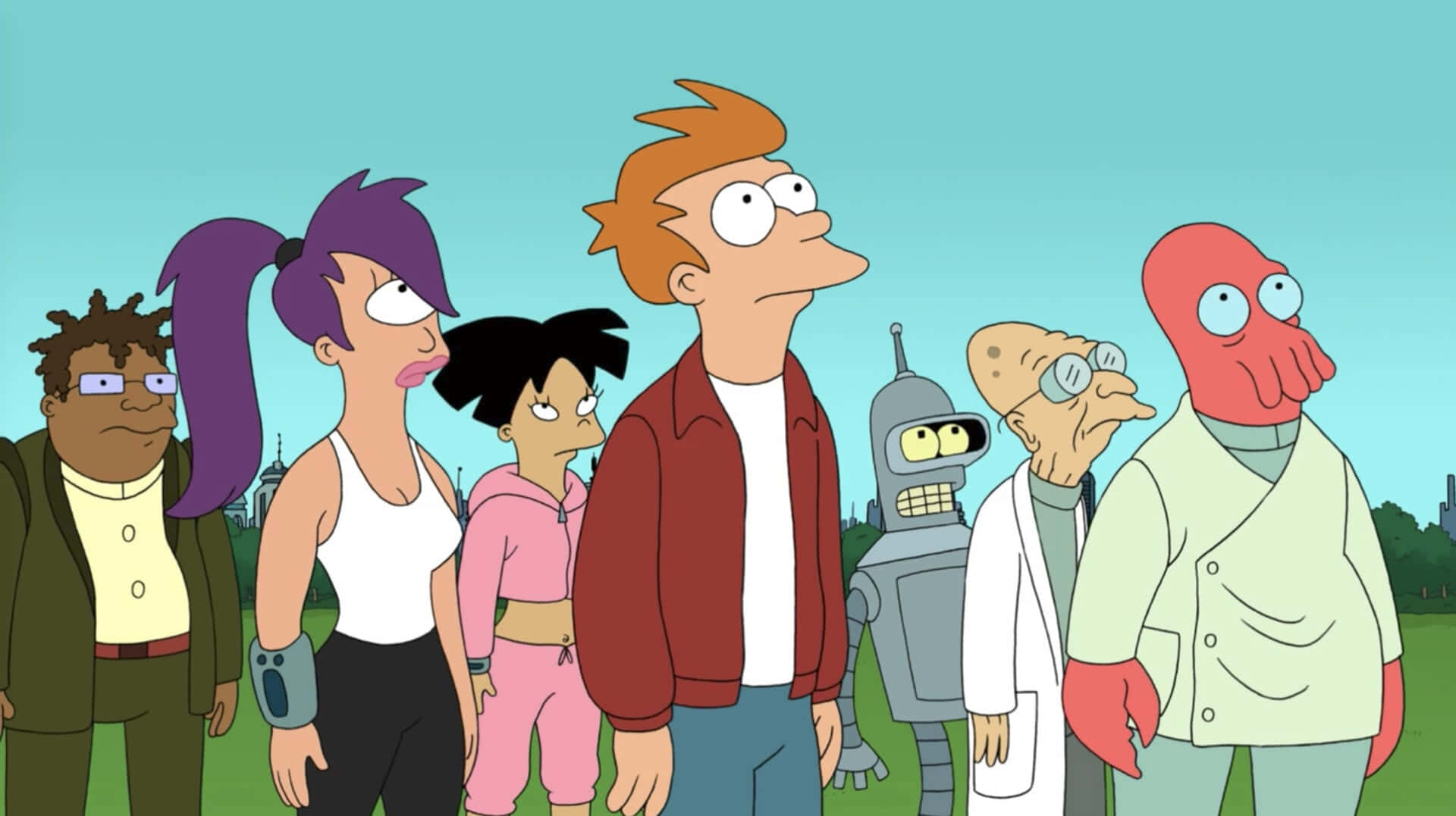 飛出個未來 桌布 壁紙 — Futurama 船員站在草地上，藍天白雲，遠處有城市天際線。