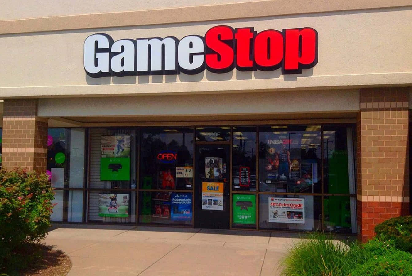 GameStop 是一家門口掛有招牌的商店 壁紙