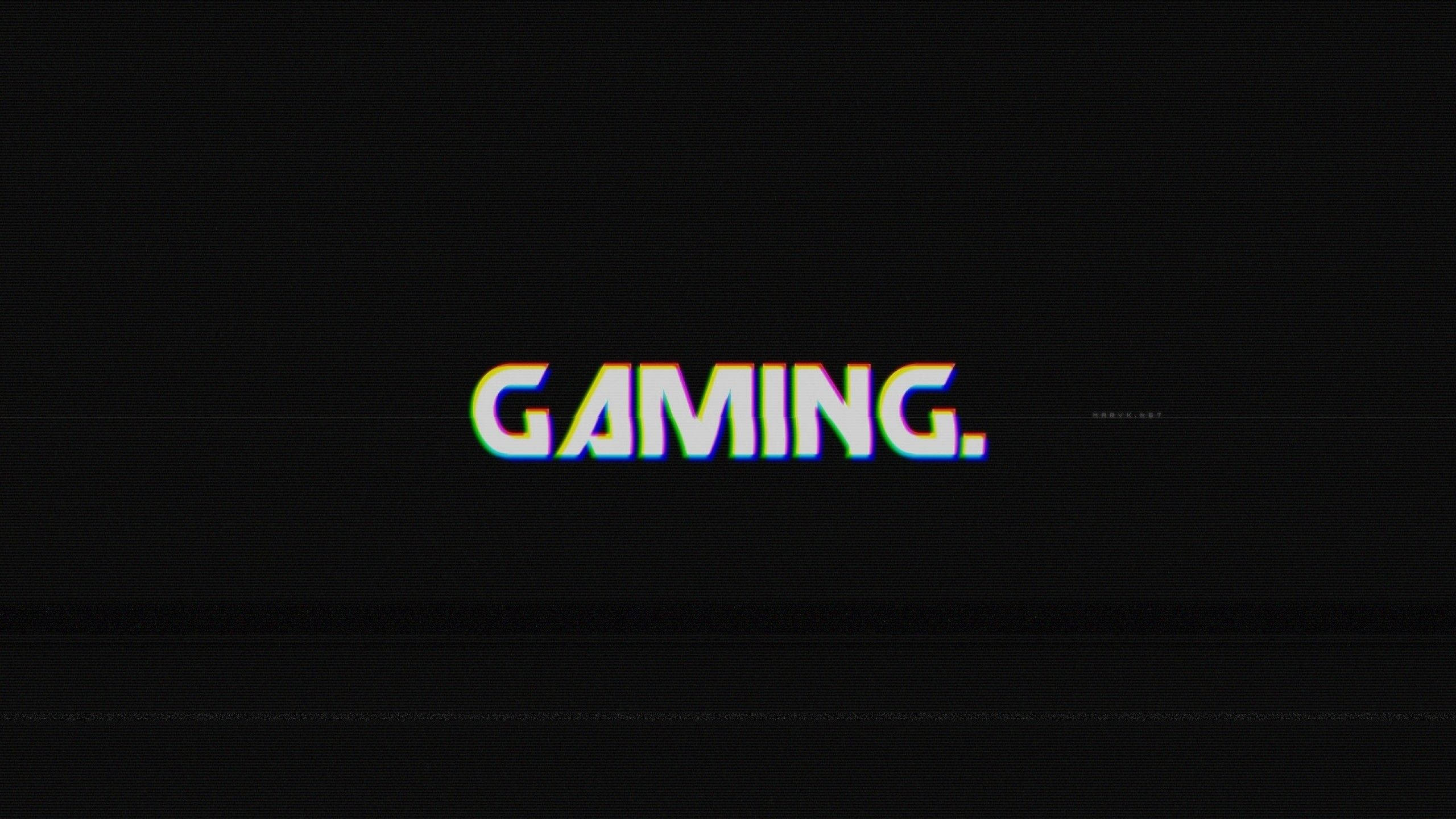 Profile 桌布 壁紙 — 「GAMING」一詞在帶有掃描線的黑色螢幕上發出色差光芒。