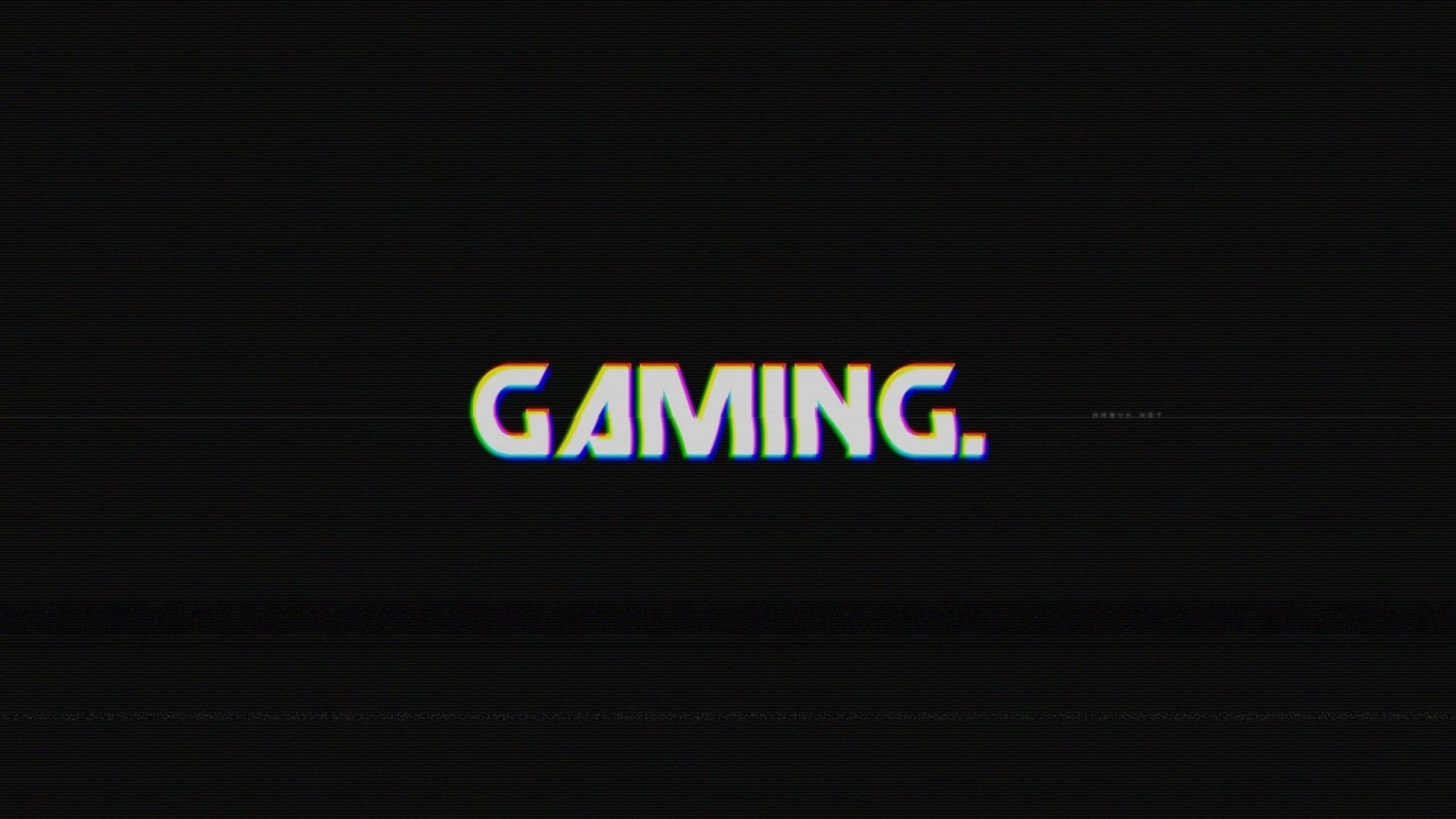 YouTube Gaming 桌布 壁紙 — 「GAMING」一詞在帶有水平掃描線的黑色螢幕上發出帶有故障彩虹邊緣的光芒。