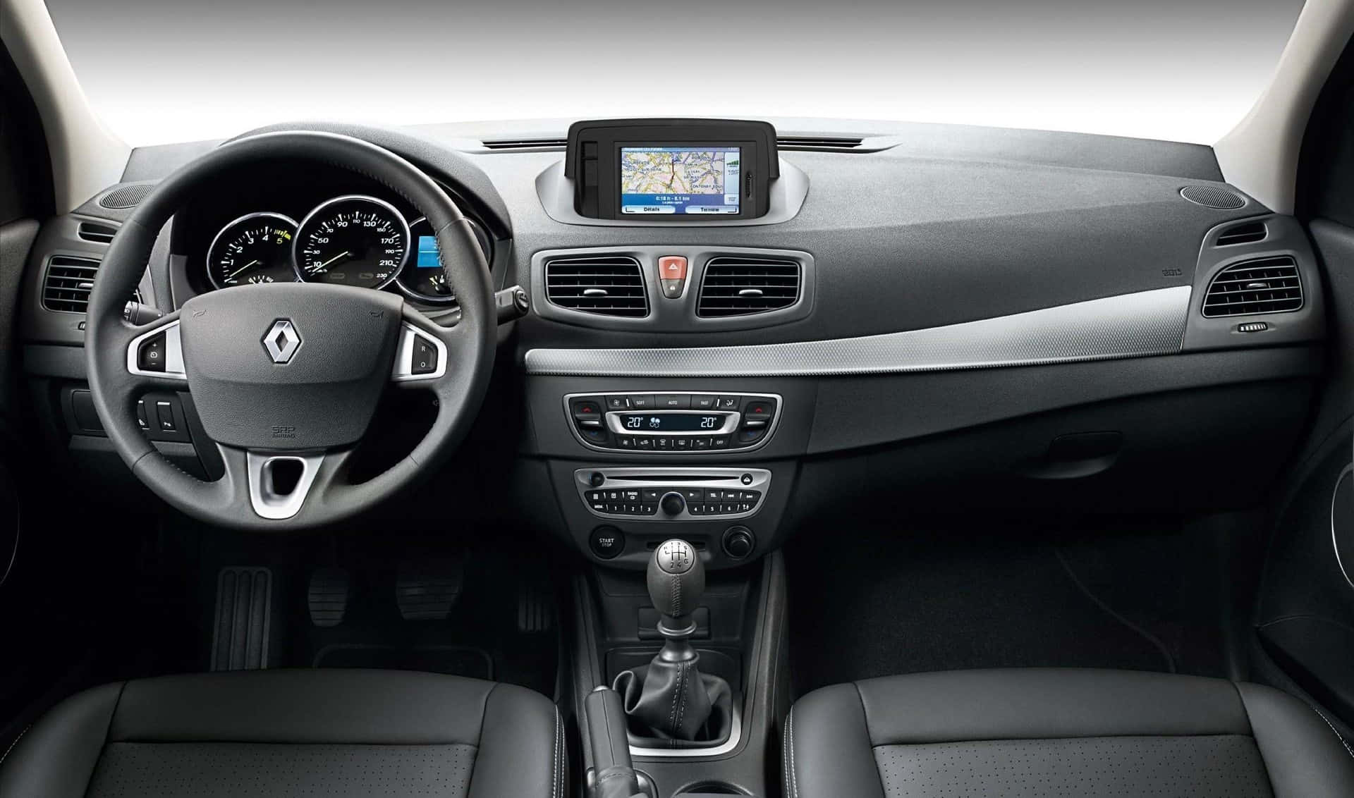 Renault Fluence 桌布 壁紙 — 乾淨現代汽車內裝，黑色皮革座椅和銀色飾邊，以配備導航螢幕的儀表板為中心。