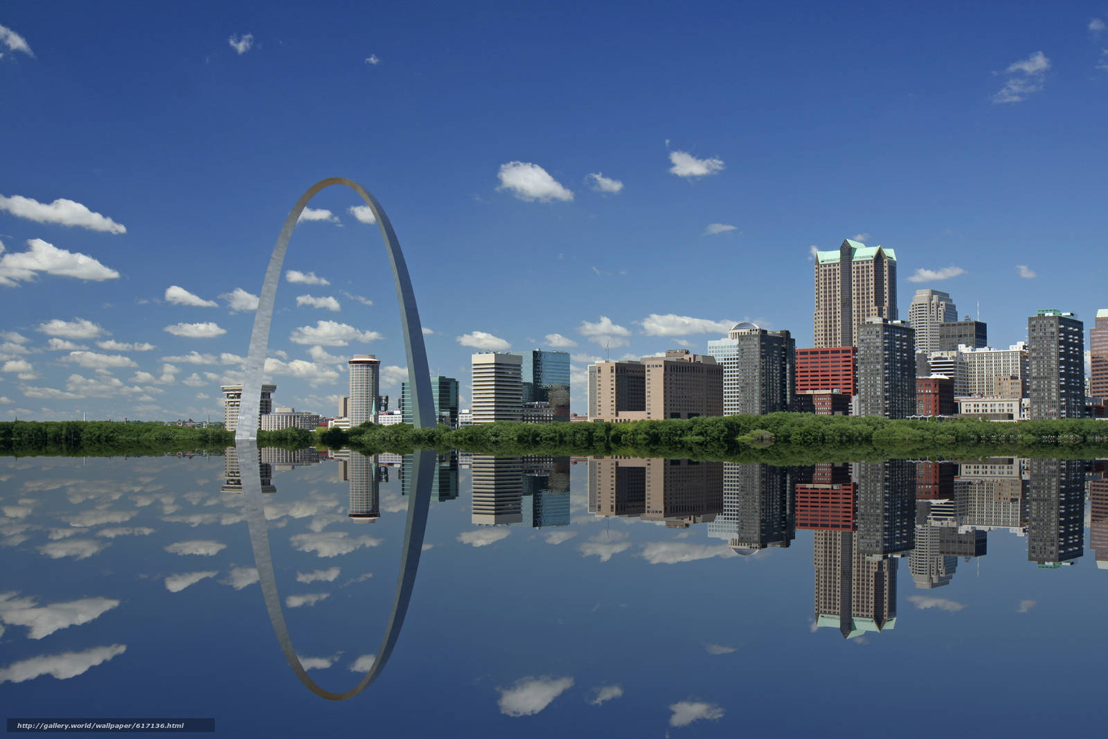 Clear 桌布 壁紙 — Gateway Arch 雄偉地聳立在平靜的河面上，倒映著城市天際線和藍天白雲。