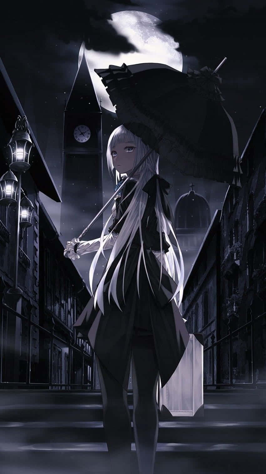  壁紙 — 一個蒼白的動漫女孩，長長的白髮，在滿月下的哥德式城市街道上撐著一把黑傘。