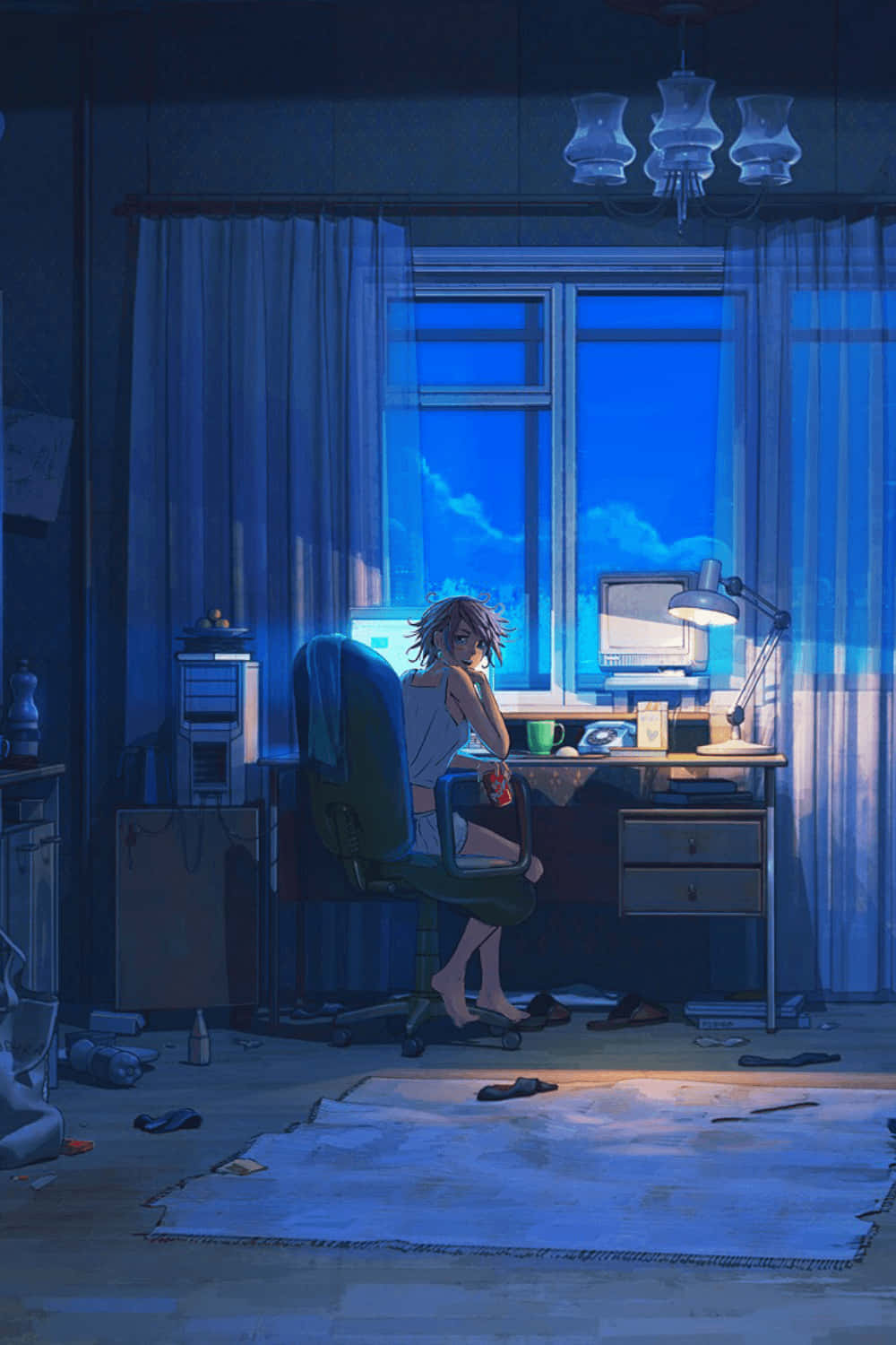  壁紙 — 一個孤獨的動漫女孩坐在雜亂的書桌前，房間裡有微弱的藍色燈光，她凝視著窗外暮色中的天空。