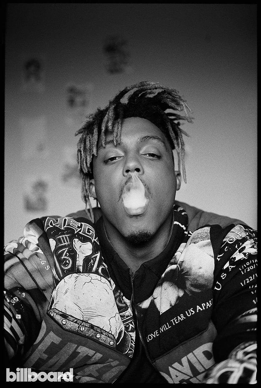 留著辮子頭的男人在黑白照片中吹泡泡糖。 — Juice Wrld 壁紙