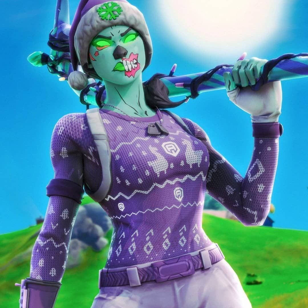 綠色皮膚的Fortnite角色穿著紫色毛衣，在戶外握著發光的手杖。 — Fortnite 壁紙