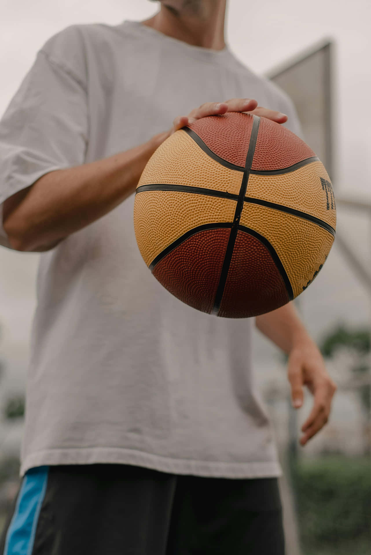 一個人在白天戶外拿著籃球。 — NBA 壁紙