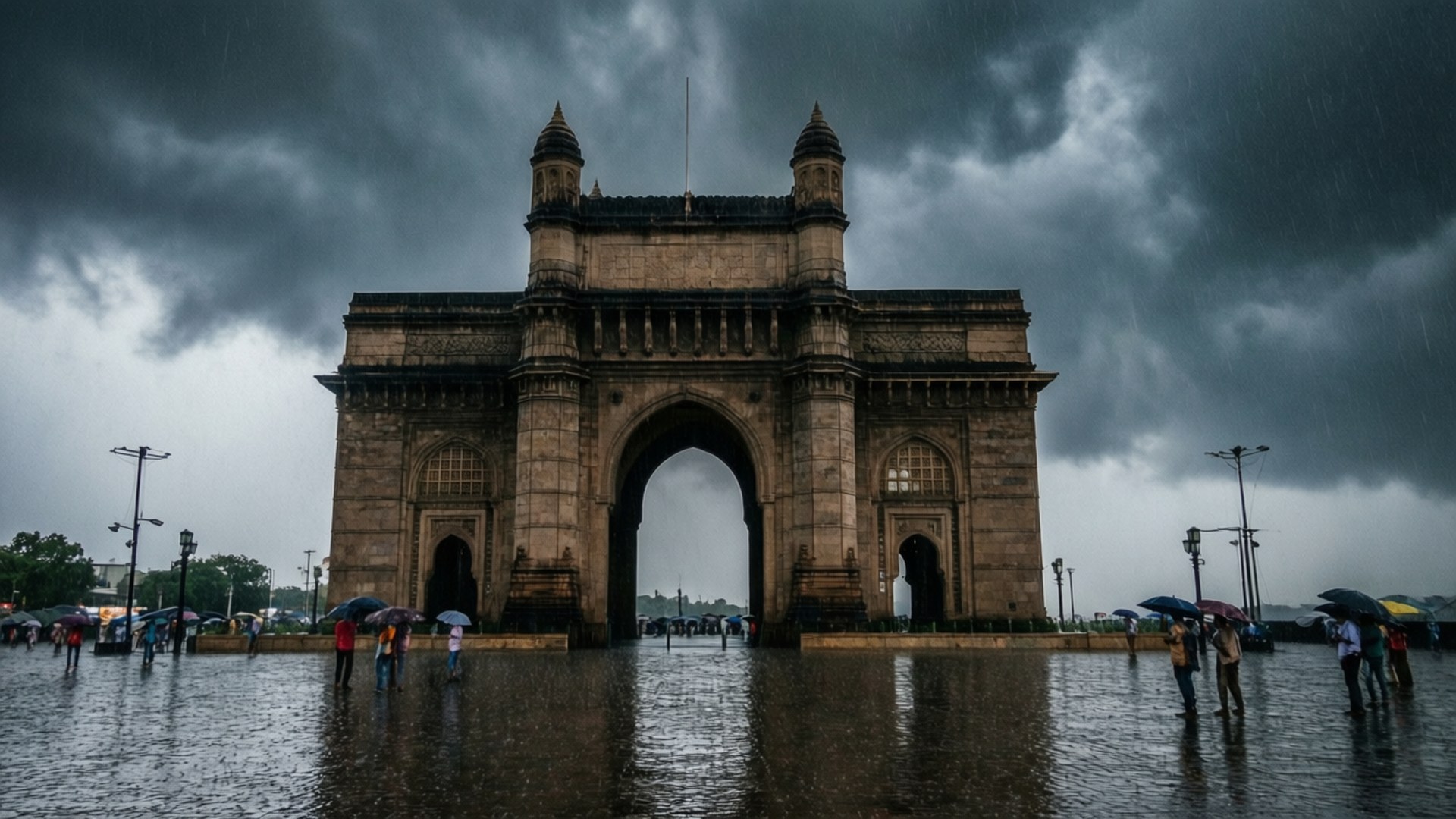 Monsoon Gateway 壁紙 — Ghanta Ghar 在暴風雨的天空下莊嚴地矗立，人們撐著傘在濕透的廣場上行走。