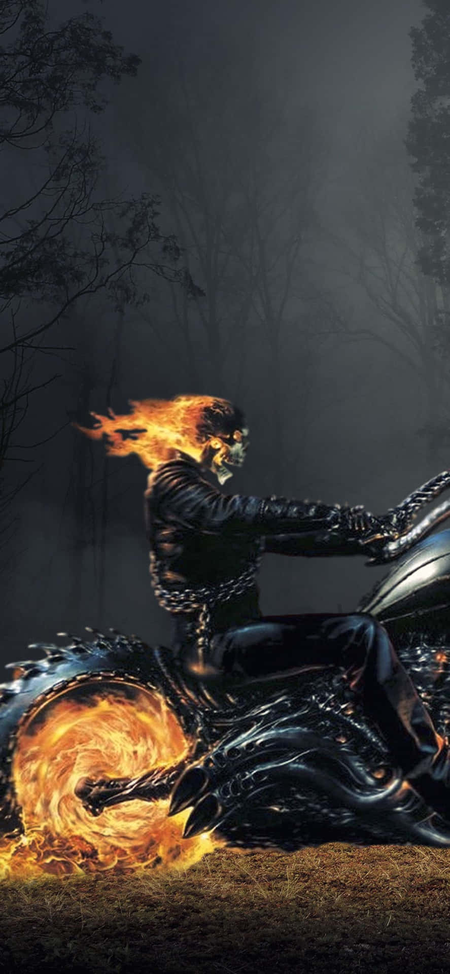  壁紙 — Ghost Rider 在夜晚騎著一輛火焰摩托車穿過黑暗迷霧的森林，火焰在他的頭骨和車輪周圍旋轉。