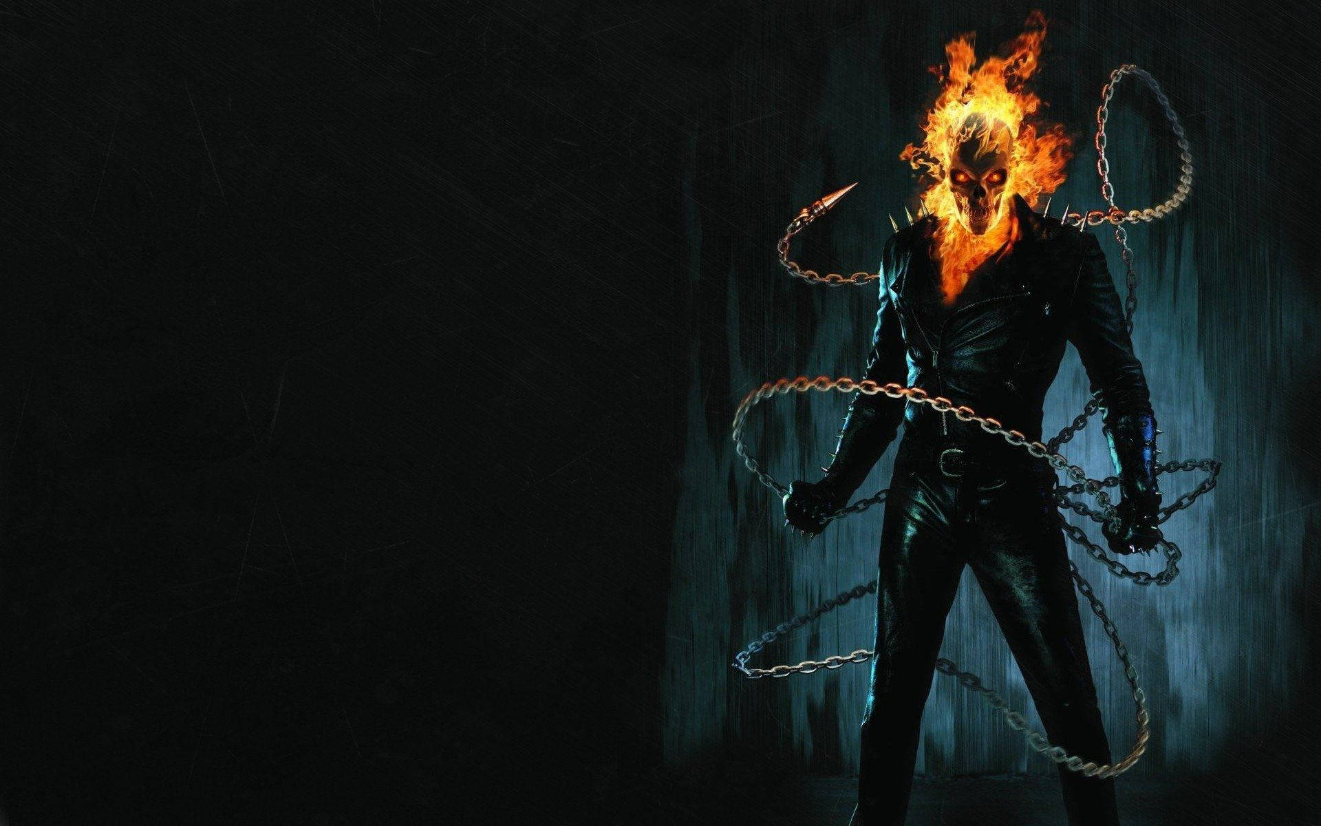 鬼魂 桌布 壁紙 — Ghost Rider 在雨中威嚇地站立，燃燒的頭骨和鎖鏈在他身體周圍旋轉，背景黑暗。