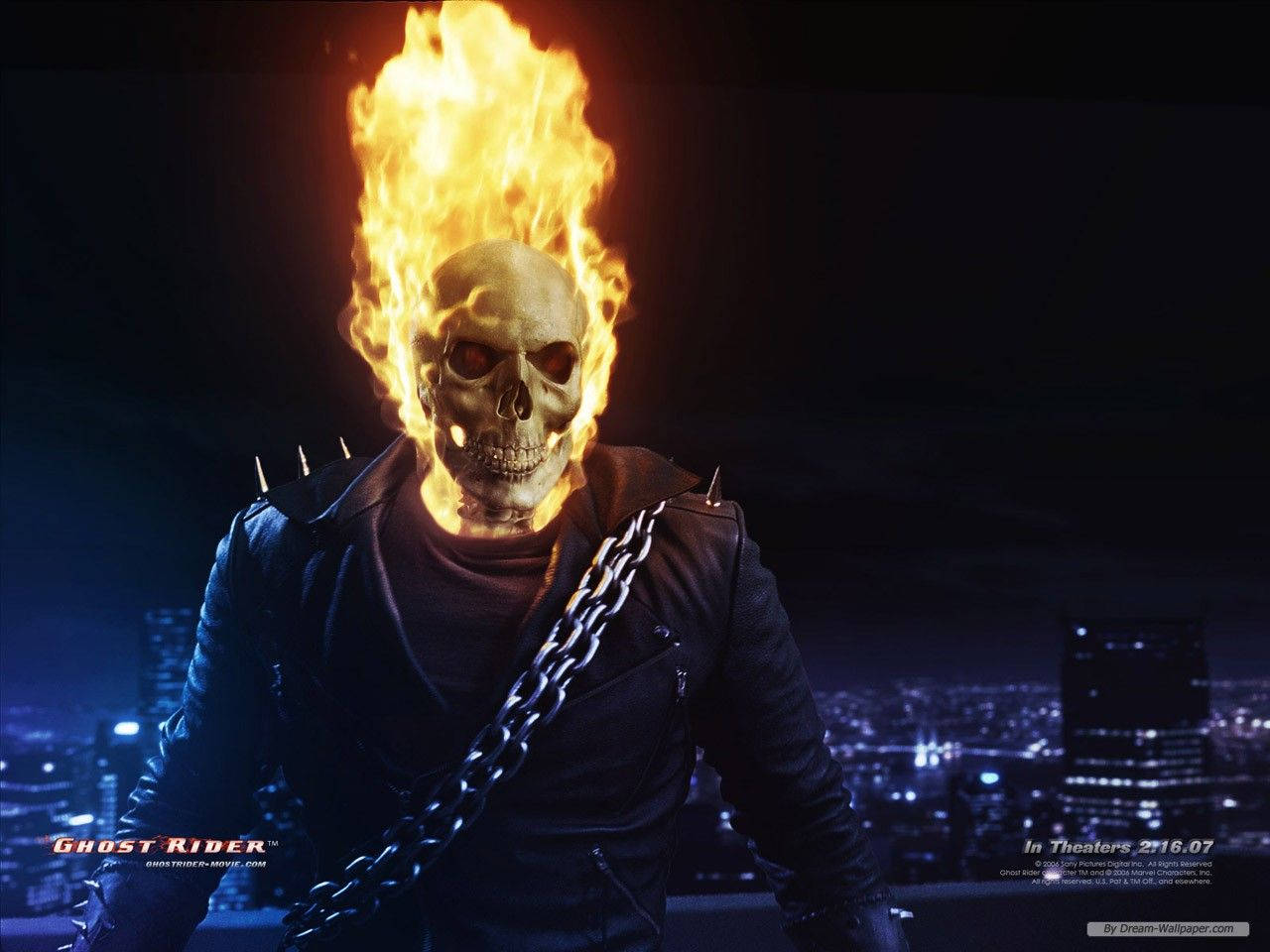 鬼 Rider 桌布 壁紙 — Ghost Rider 頭顱燃燒，身穿帶釘皮夾克，夜晚站在黑暗城市景觀前。