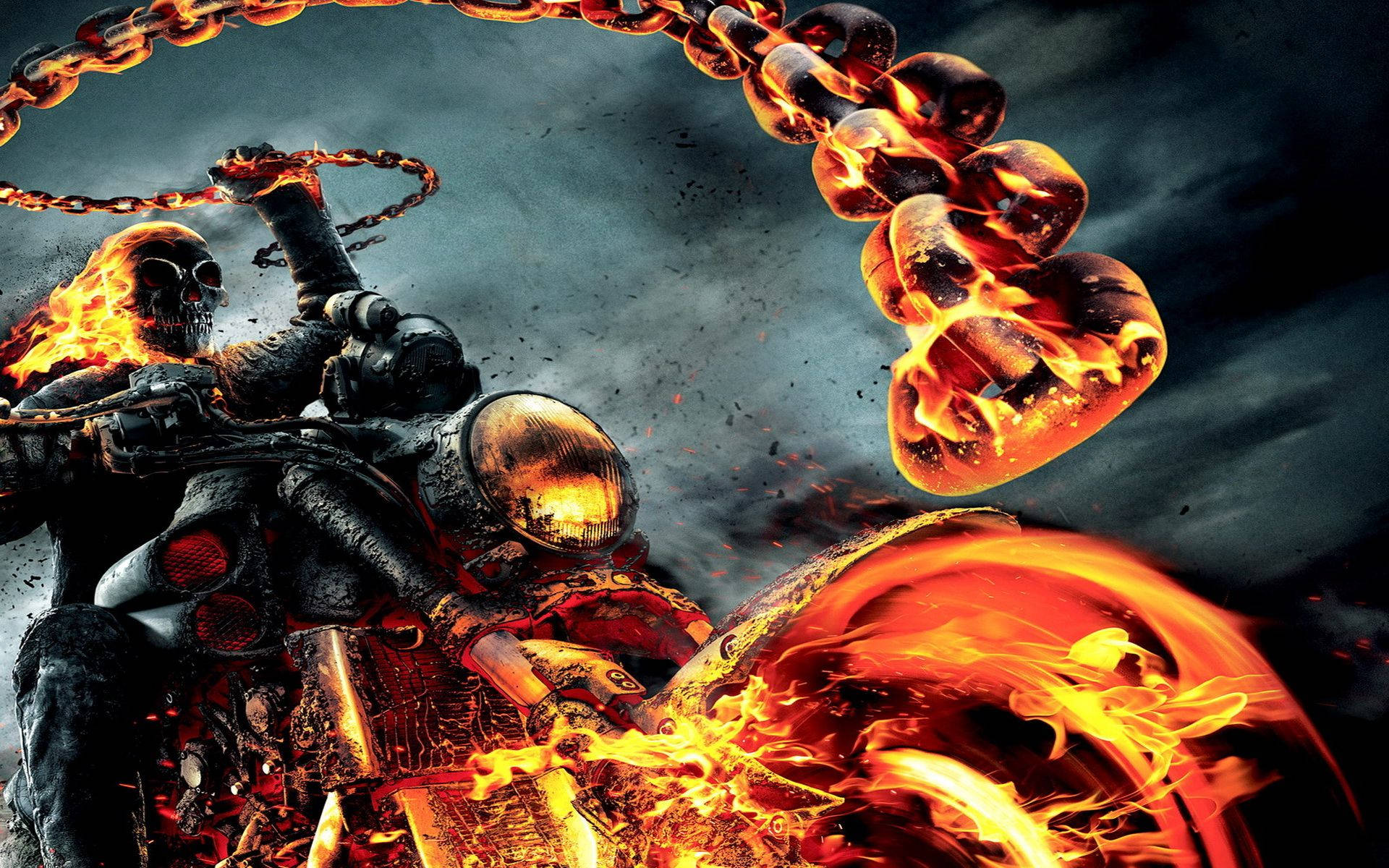 鬼 Rider 桌布 壁紙 — Ghost Rider 騎著一輛火焰機車，揮舞著一條火鏈，背景是黑暗的暴風雨天空。