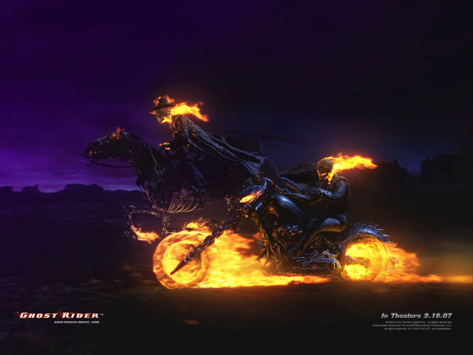 鬼 Rider 桌布 壁紙 — Ghost Rider 騎著一輛火焰機車，帶著一匹骷髏馬，在夜晚穿越深紫色的沙漠。