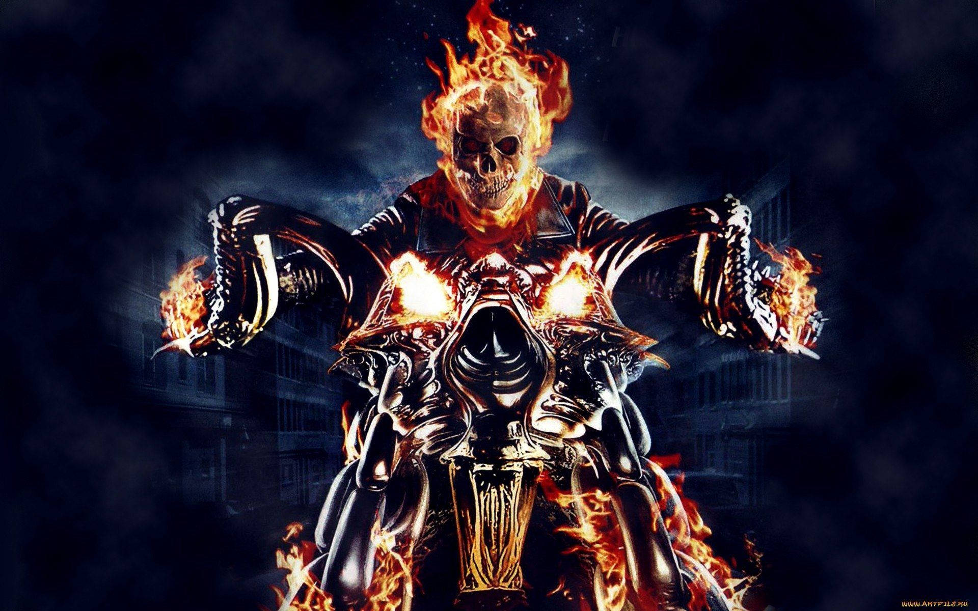 鬼 Rider 桌布 壁紙 — Ghost Rider 騎著一輛火焰摩托車，戴著燃燒的骷髏頭盔，背景是黑暗的城市。