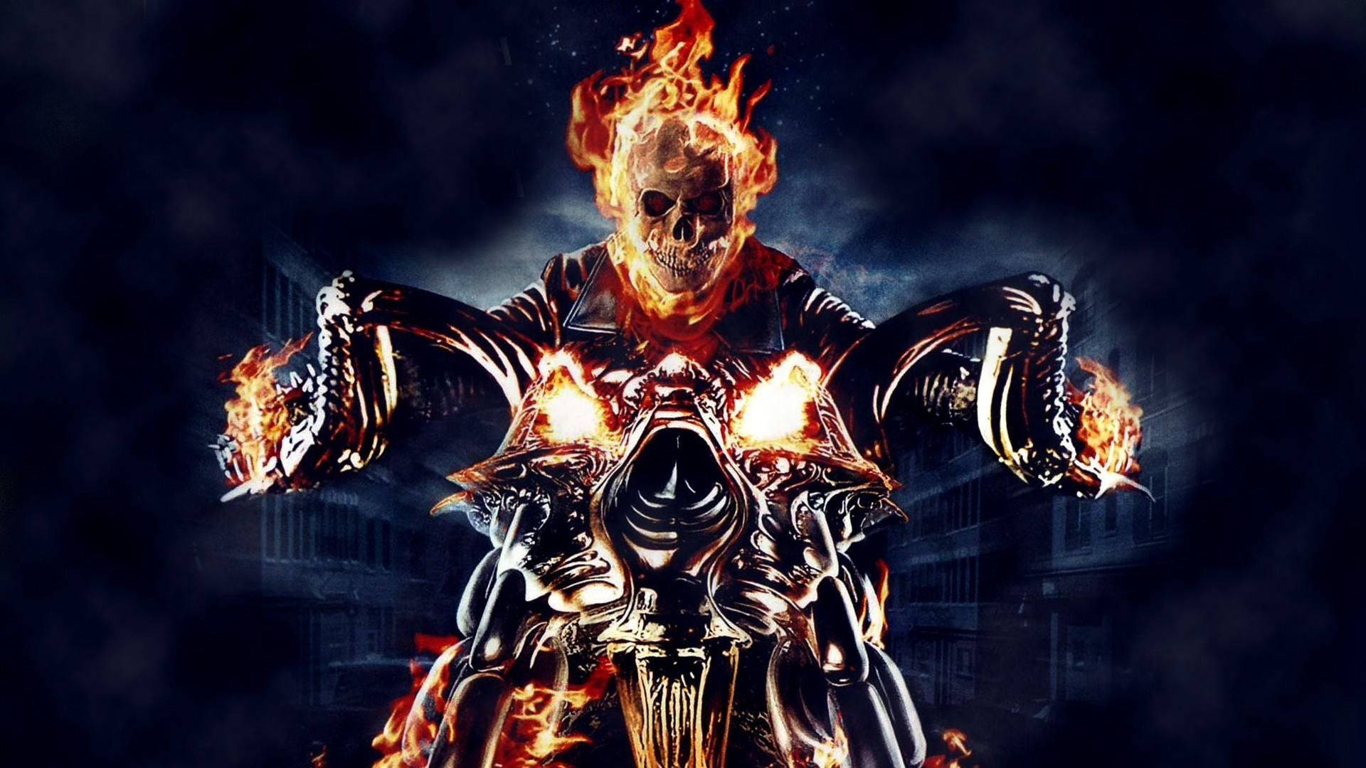 鬼魂 桌布 壁紙 — Ghost Rider 騎著一輛火焰摩托車，頭顱是骷髏頭，雙手燃燒，背景是黑暗的城市。
