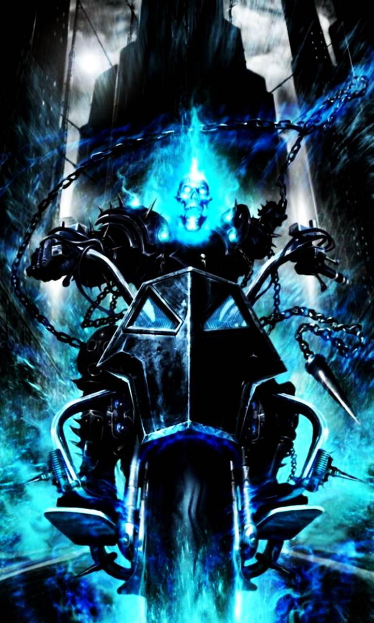 Ghost Rider 在黑暗的城市中騎著一輛燃燒的摩托車，伴隨著藍色能量和鎖鏈。 — 鬼 Rider 壁紙