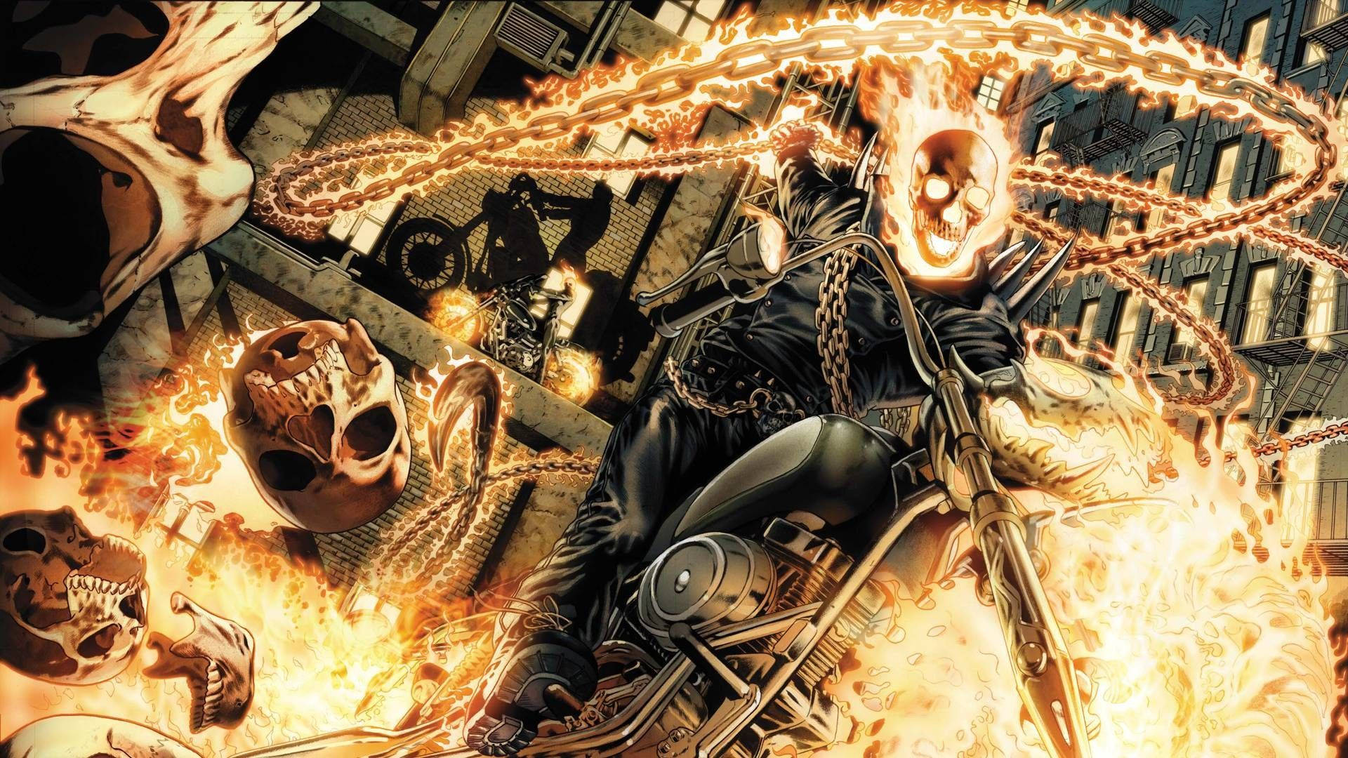 鬼 Rider 桌布 壁紙 — Ghost Rider 騎著火焰摩托車穿過被骷髏頭和鎖鏈包圍的城市景觀。