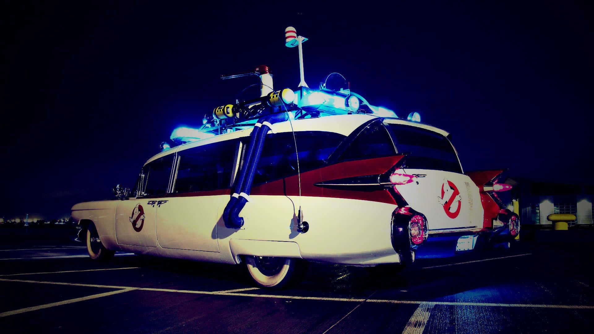 魔鬼剋星 桌布 壁紙 — Ghostbusters Ecto 1 復古車在夜間停車場發出藍光。